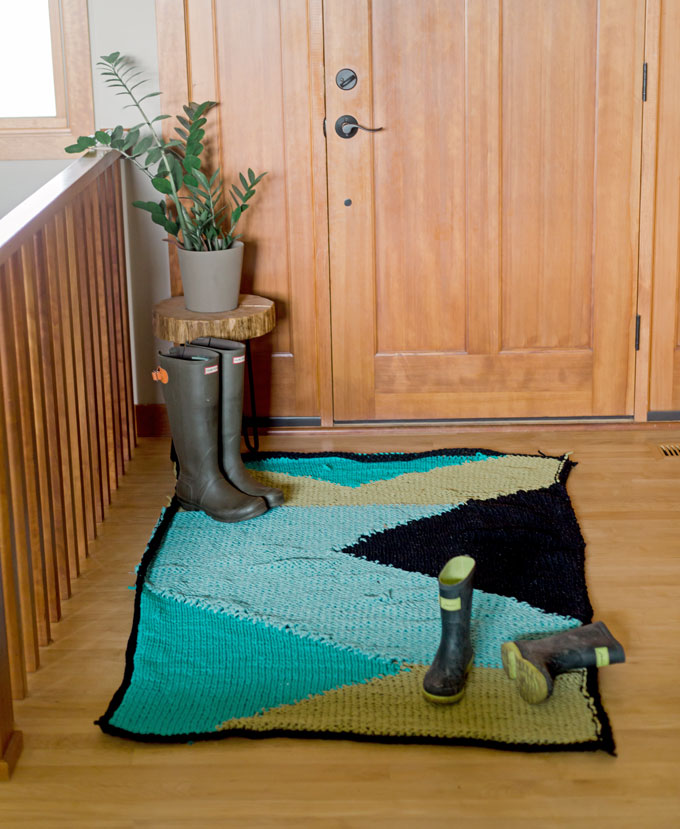 How to knit a t-shirt rug + my solution for our front entryway