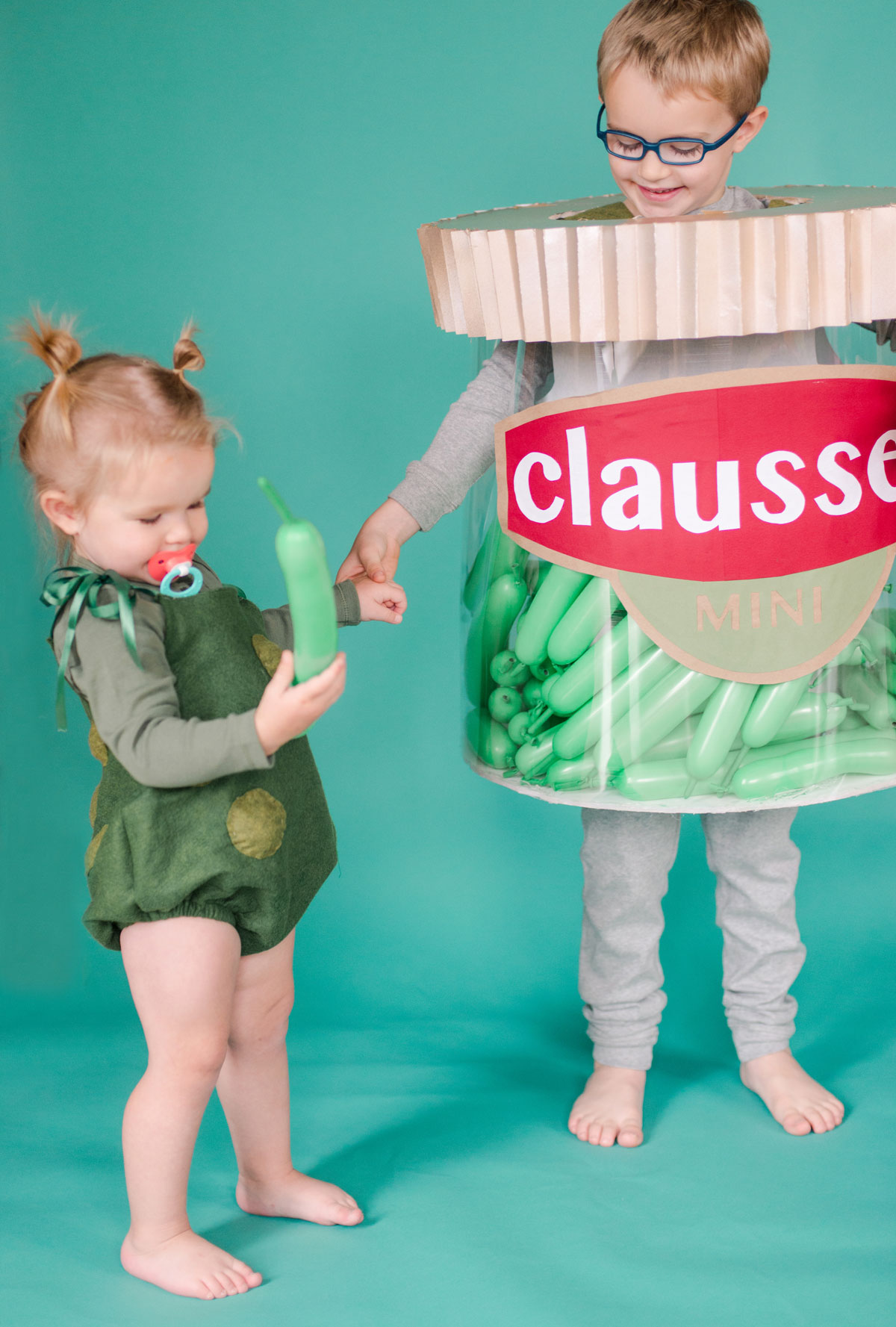 DIY Pickle Halloween costume, DIY pickle jar halloween costume, easy DIY halloween costume, easy kids halloween costume, easy halloween ideas, DIY Halloween ideas