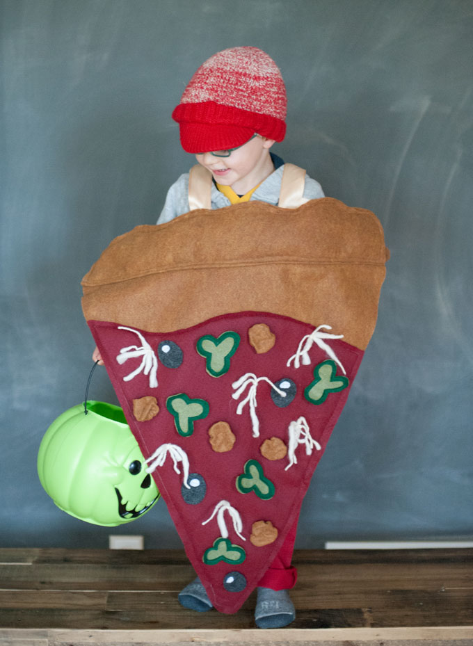 DIY Halloween pizza costume, DIY Halloween costume for boys or girls, pizza costume, homemade pizza costume, DIY felt costume, DIY food costume, Halloween costume ideas