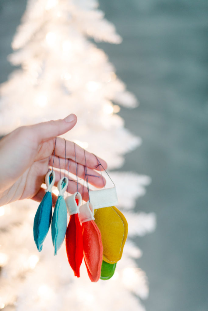 DIY felt christmas garland, DIY Christmas bulb ornaments, DIY christmas bulb garland, how to make a felt christmas garland,  DIY christmas garland ideas, christmas bulb DIY, christmas bulb decorating, colorful christmas garland, colorful christmas decor DIY