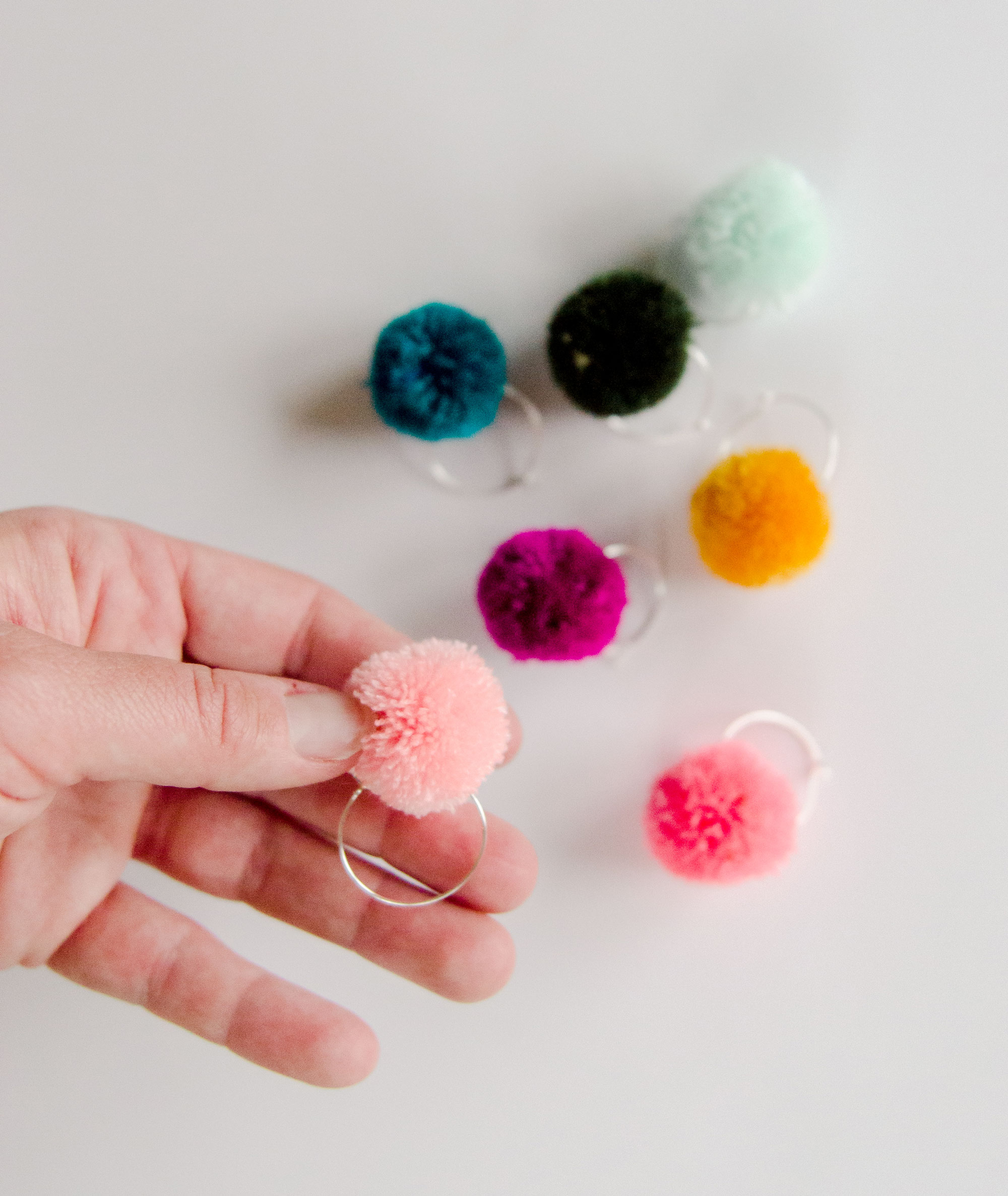DIY Pom wine charms, Colorful wine charms, How to make the best pom pom, DIY pom poms, DIY wine charms, fast craft ideas, crafting ideas, party craft ideas