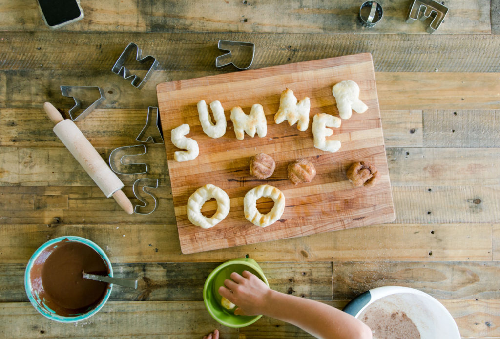 how to make easy air fryer donuts, easy biscuit donut recipe, ninja foodie donut recipe, air fryer donut recipe, homemade donuts, easy homemade donuts