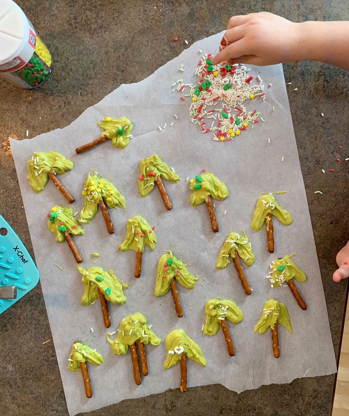 How to make an easy Christmas tree cake, Christmas cake DIY, pretzel christmas tree DIY