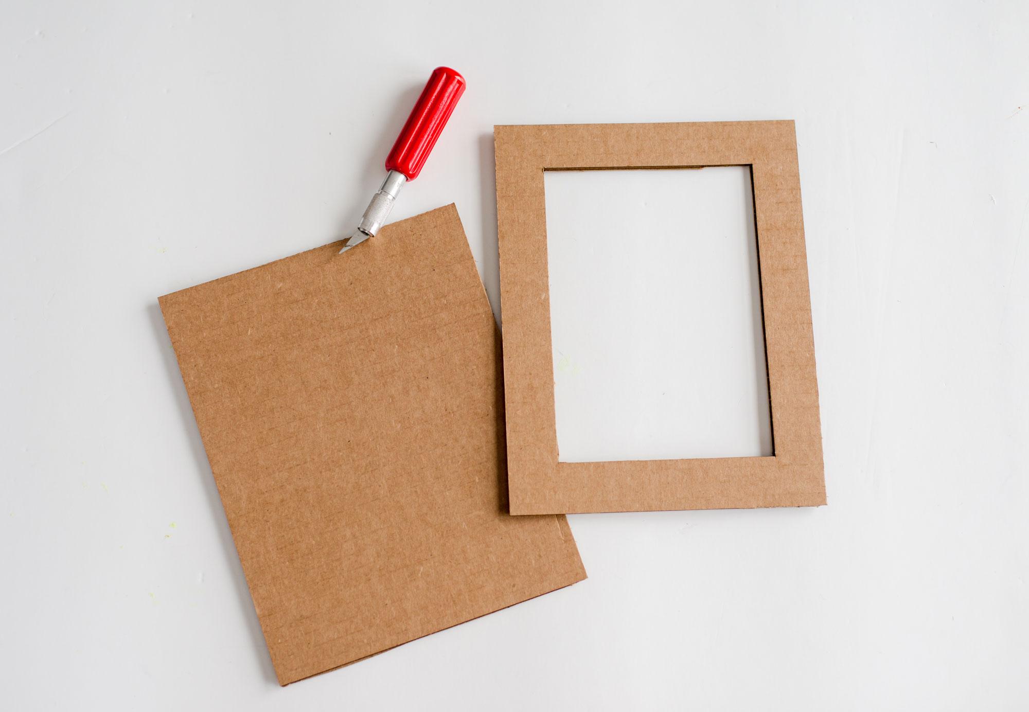 DIY picture frame with paper 