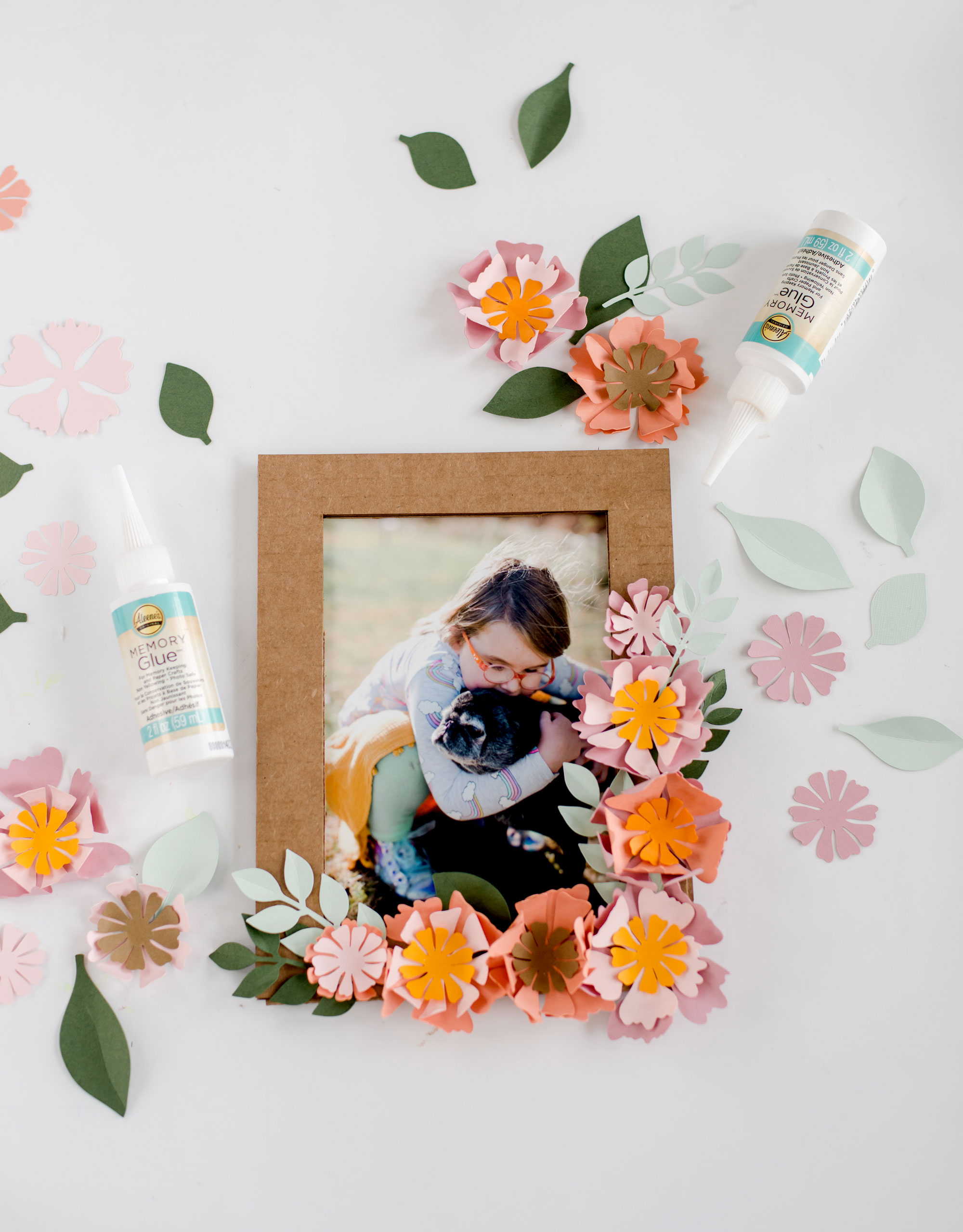 How to make paper flowers + a colorful frame using Aleene’s memory glue :)