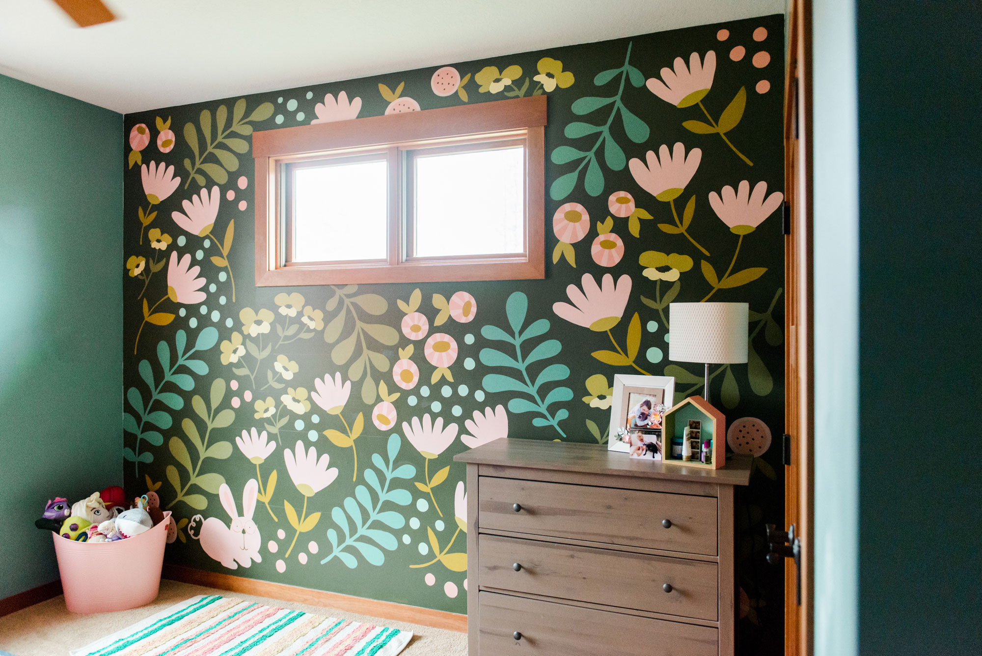 How to paint a floral wall mural, Floral painting DIY, bedroom mural, bedroom floral mural, mural for a bedroom, floral bedroom mural