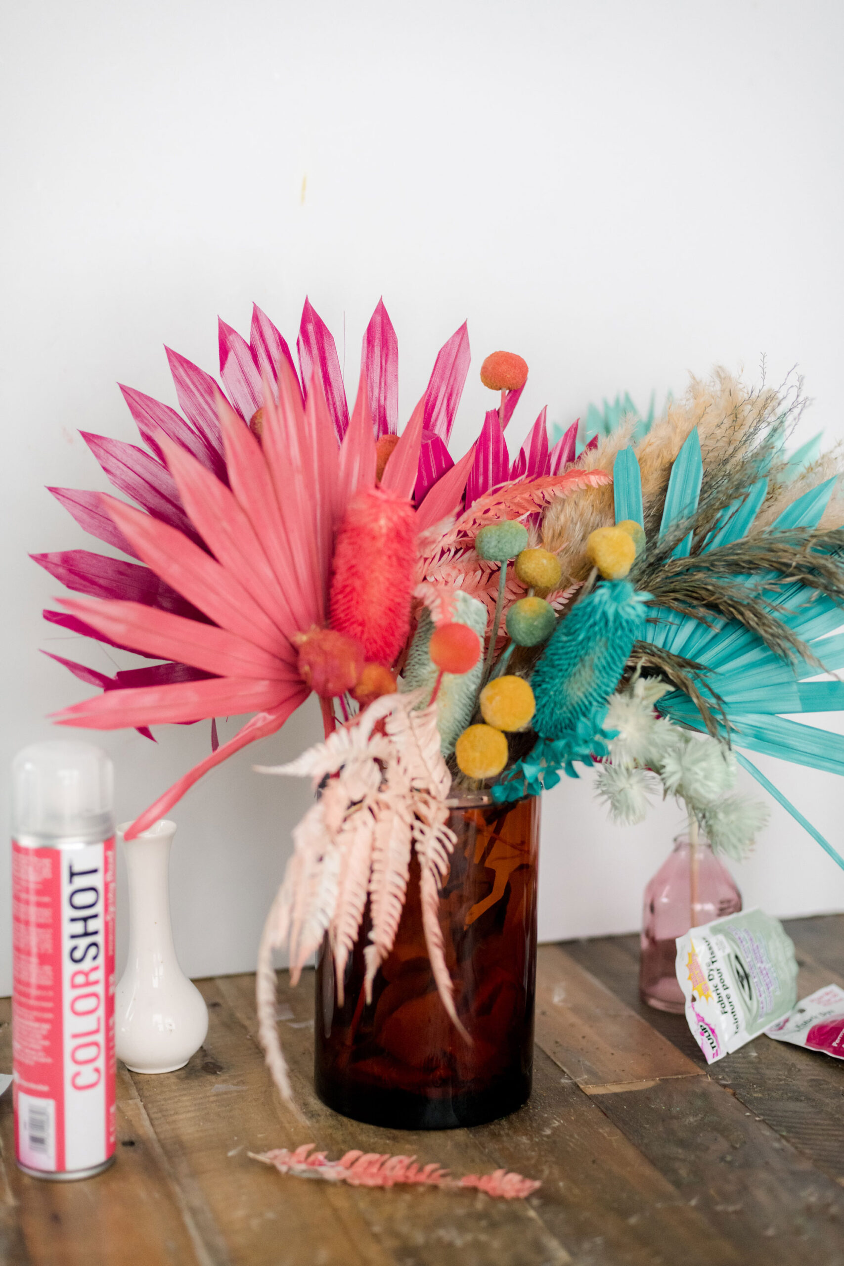 DIY colorful dried flowers, colorshot dried flowers, colorshot paint DIY, how to make colorful dried flowers, colorful dried floral arrangement DIY