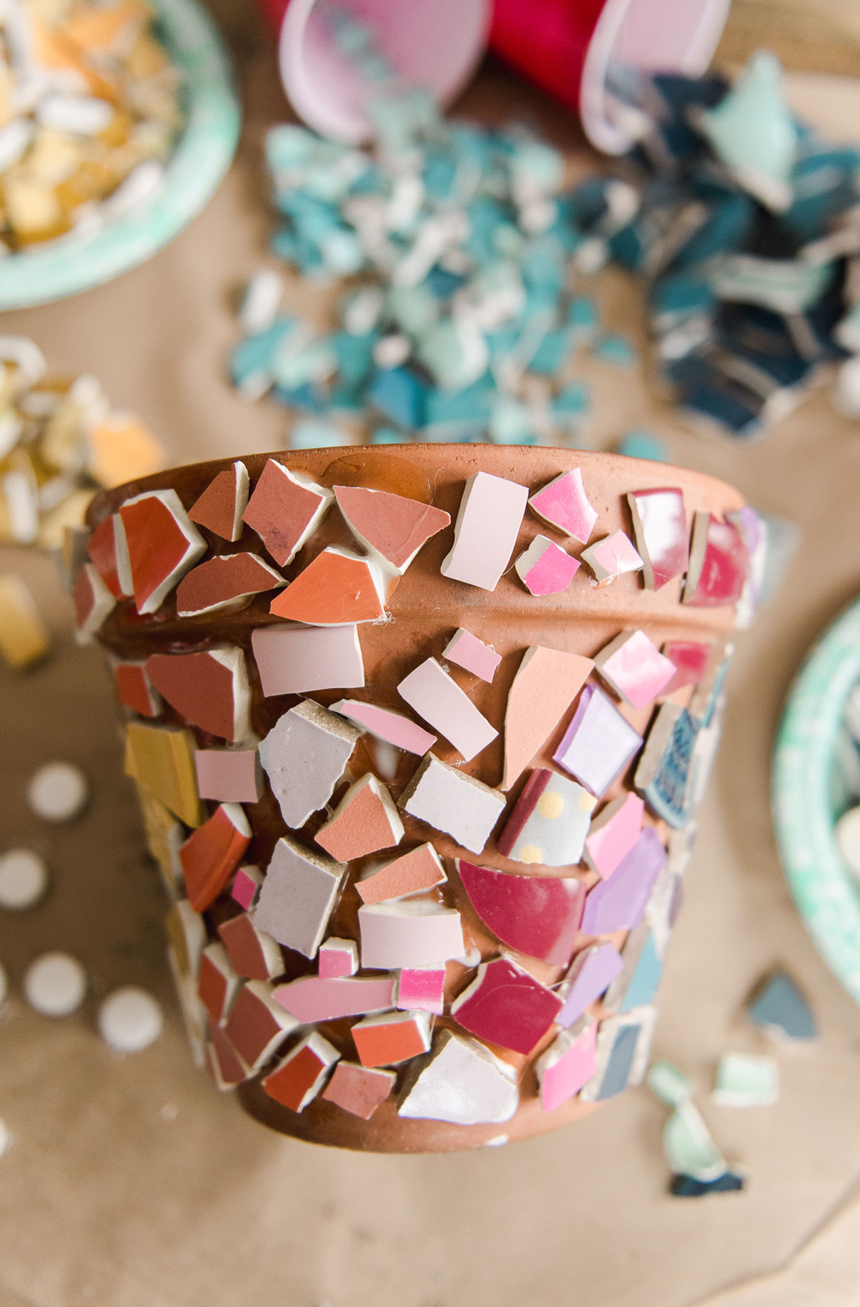 how to do a ceramic mosaic pot, Mosaic pot DIY, ceramic mosaic pot, Earth day DIY ideas, how to make a mosaic, Easy mosaic, Beginner mosaic post DIY