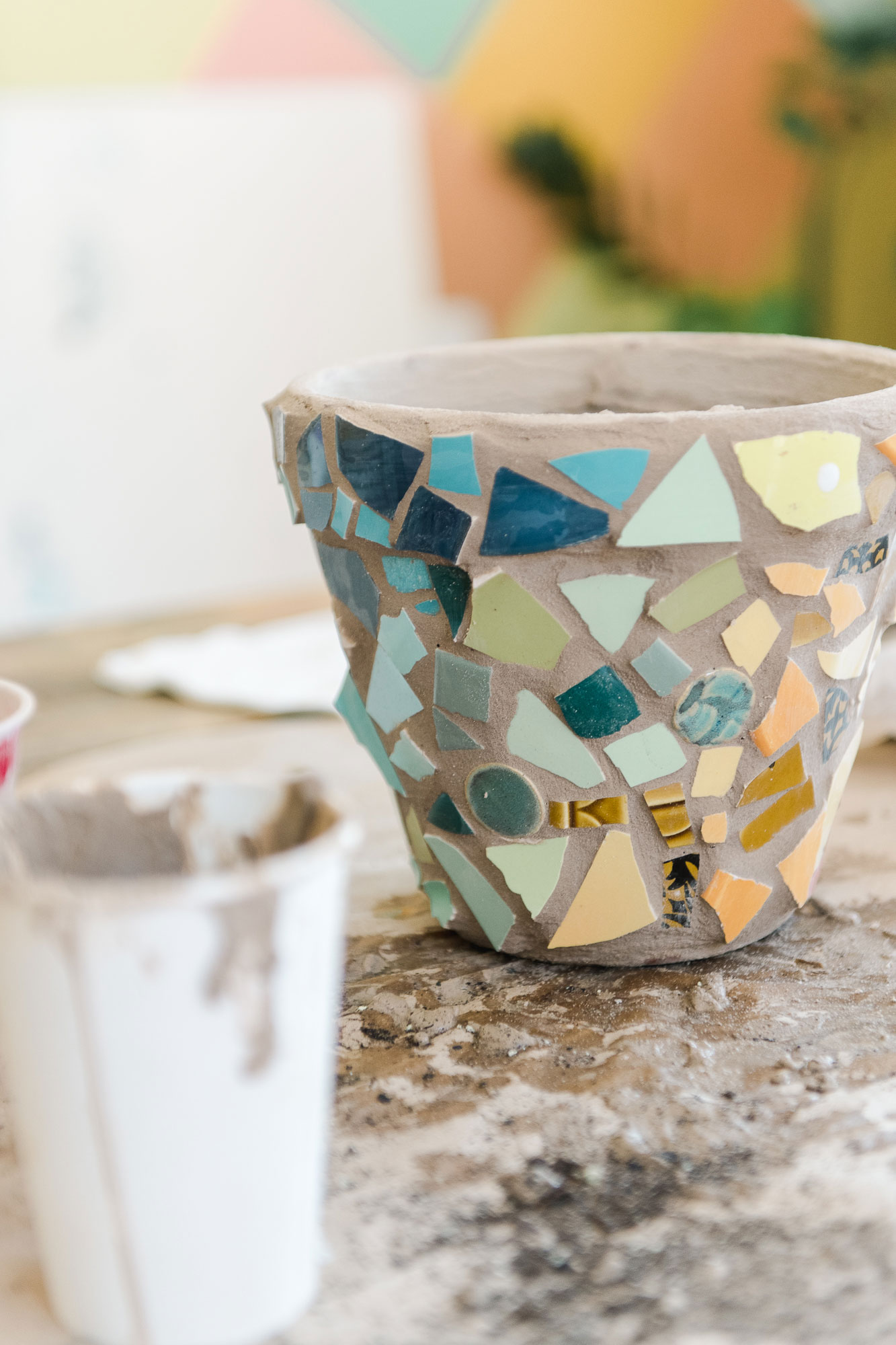 how to do a ceramic mosaic pot, Mosaic pot DIY, ceramic mosaic pot, Earth day DIY ideas, how to make a mosaic, Easy mosaic, Beginner mosaic post DIY