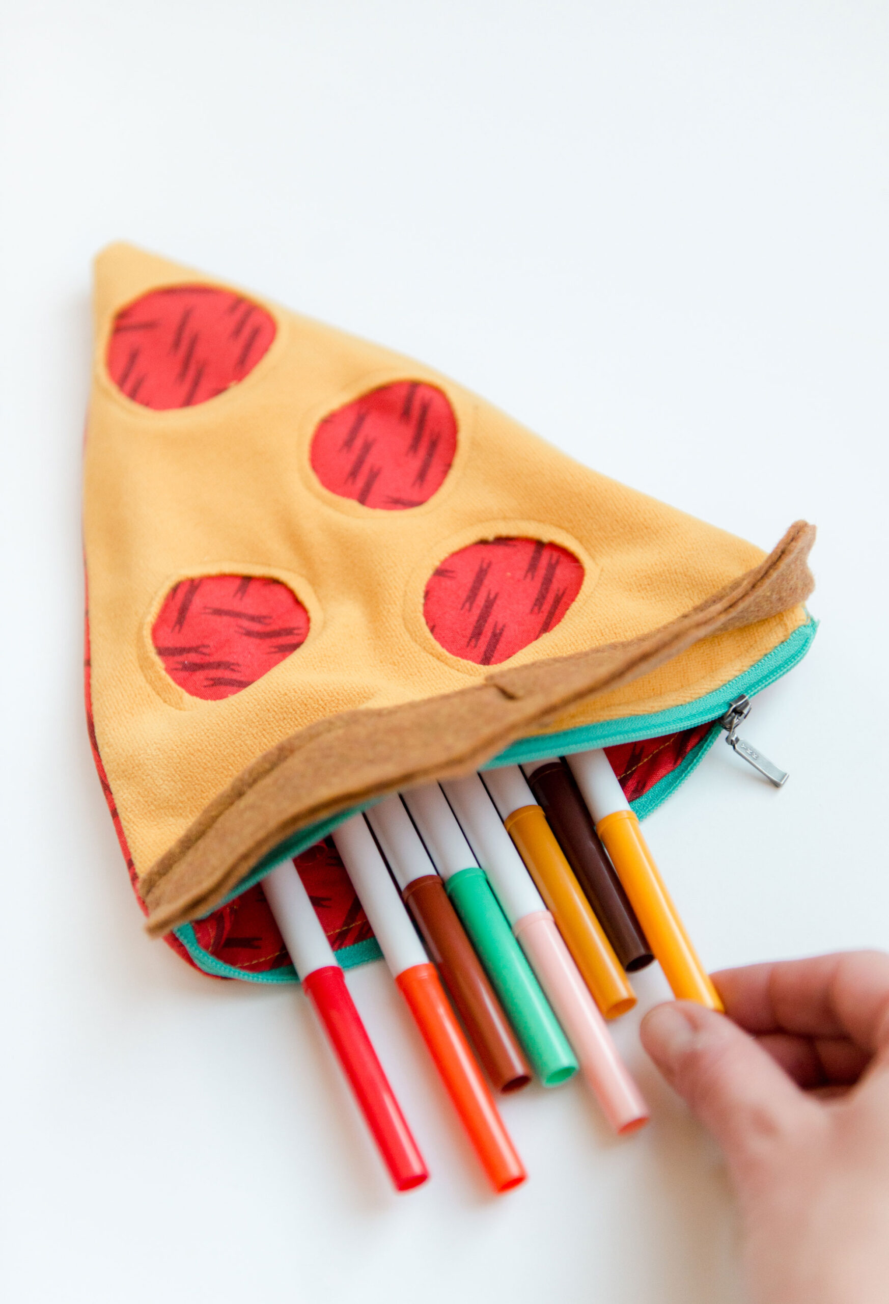 How to make a pizza pouch, how to sew a pizza pouch, pizza pouch DIY, janome sewing, sewing pattern, free sewing pattern, how to sew a zipper pouch