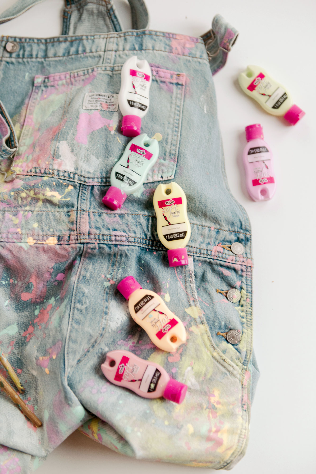 DIY splatter painted overalls, painted overalls, DIY splatter painted clothing, how to splatter paint clothing, the best paint for painting clothing, how to paint clothing