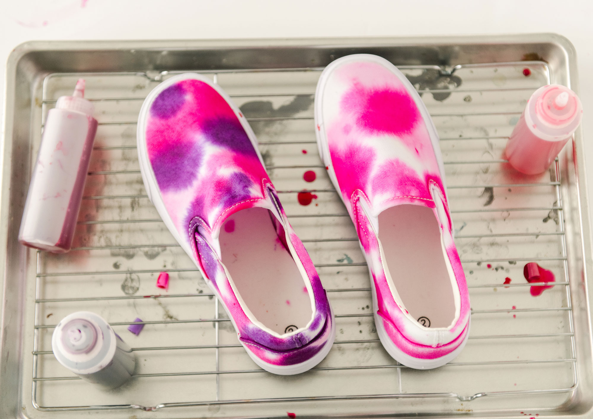 easy kids tie dye shoes, how to tie dye shoes, tie dye shoes tutorial, tulip tie dye, how to tie dye, tie dye DIY