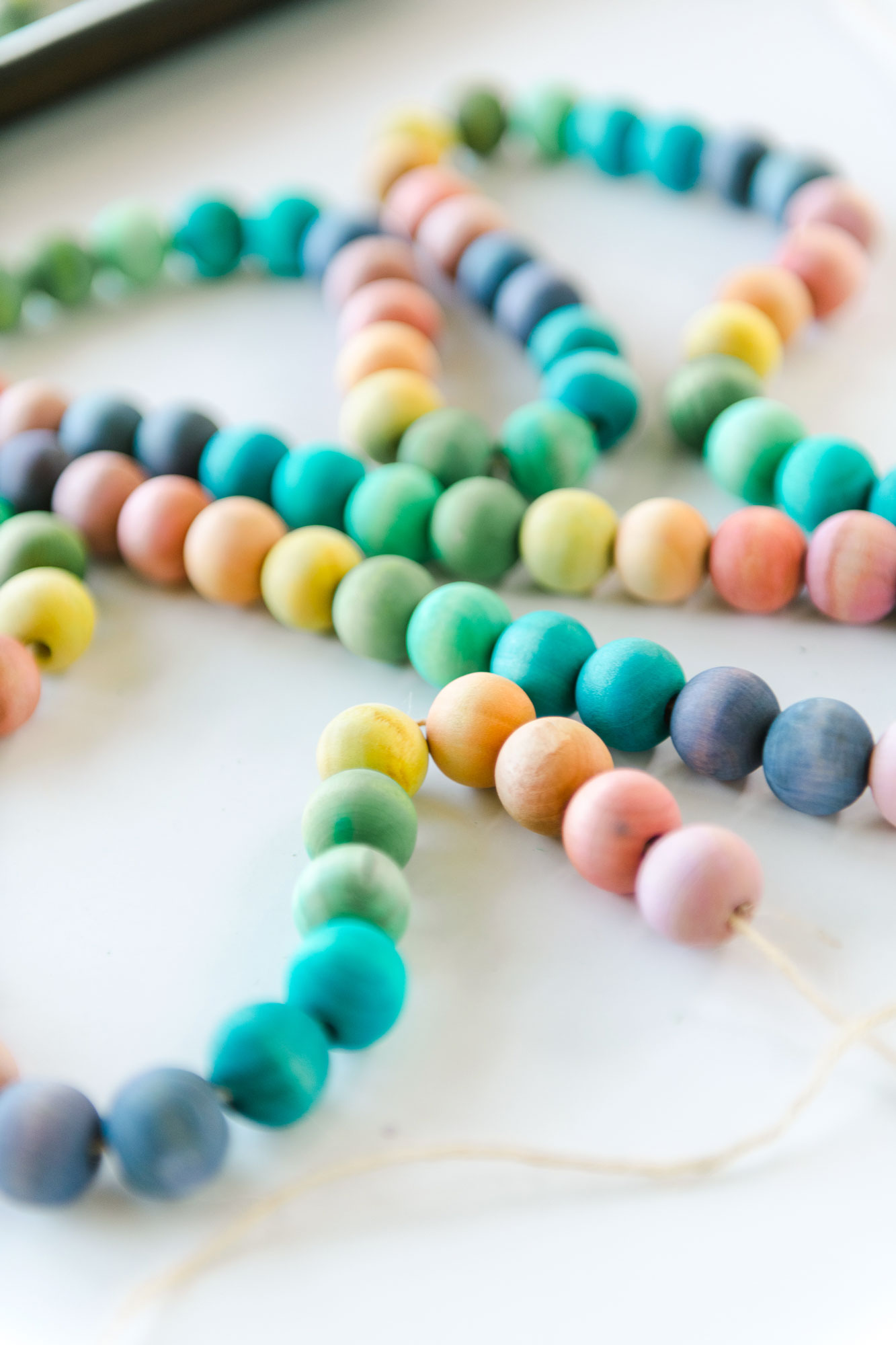 Tie Dye wooden beads, how to color wooden beads, Dyed wooden beads, How to make a bead garland, colorful bead garland