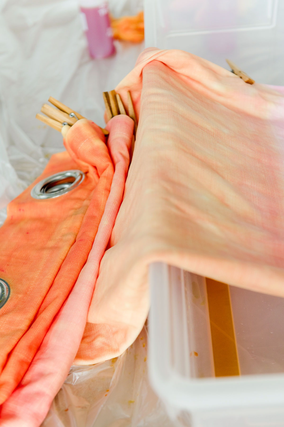 Ombre Tie Dye DIY, How to ombre with tie dye, Ombre tie dye curtain DIY, How to tie dye curtains, Tulip Tie dye tutorial