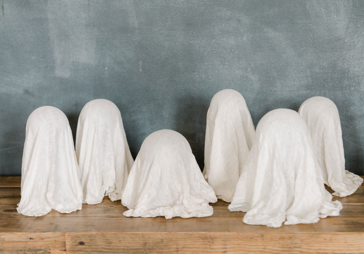 How to make cheesecloth ghosts, cheesecloth ghost DIY, how to make cheesecloth ghosts with glue, glue to make cheesecloth ghosts, handmade cheesecloth ghosts