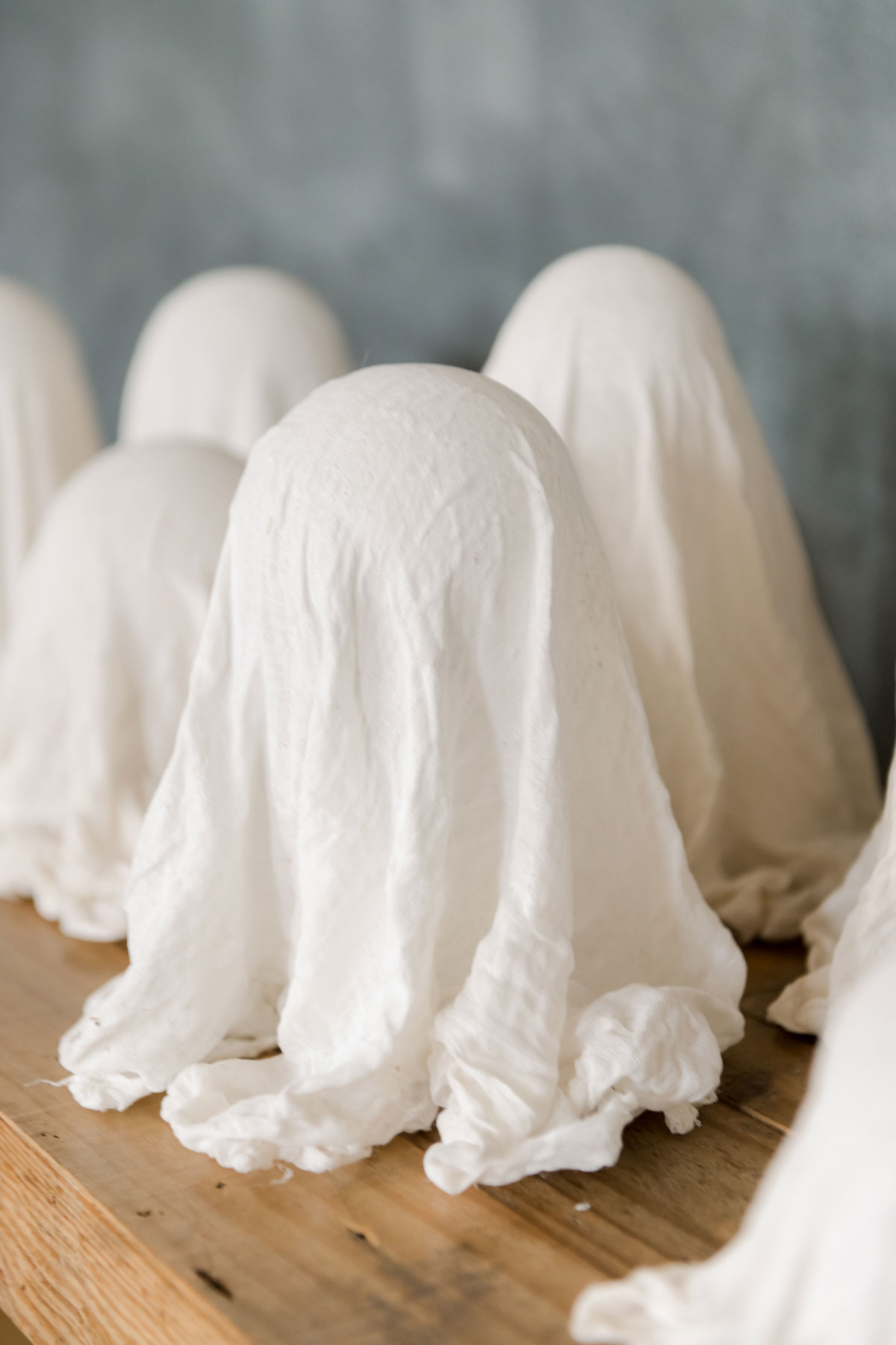 How to make cheesecloth ghosts, cheesecloth ghost DIY, how to make cheesecloth ghosts with glue, glue to make cheesecloth ghosts, handmade cheesecloth ghosts