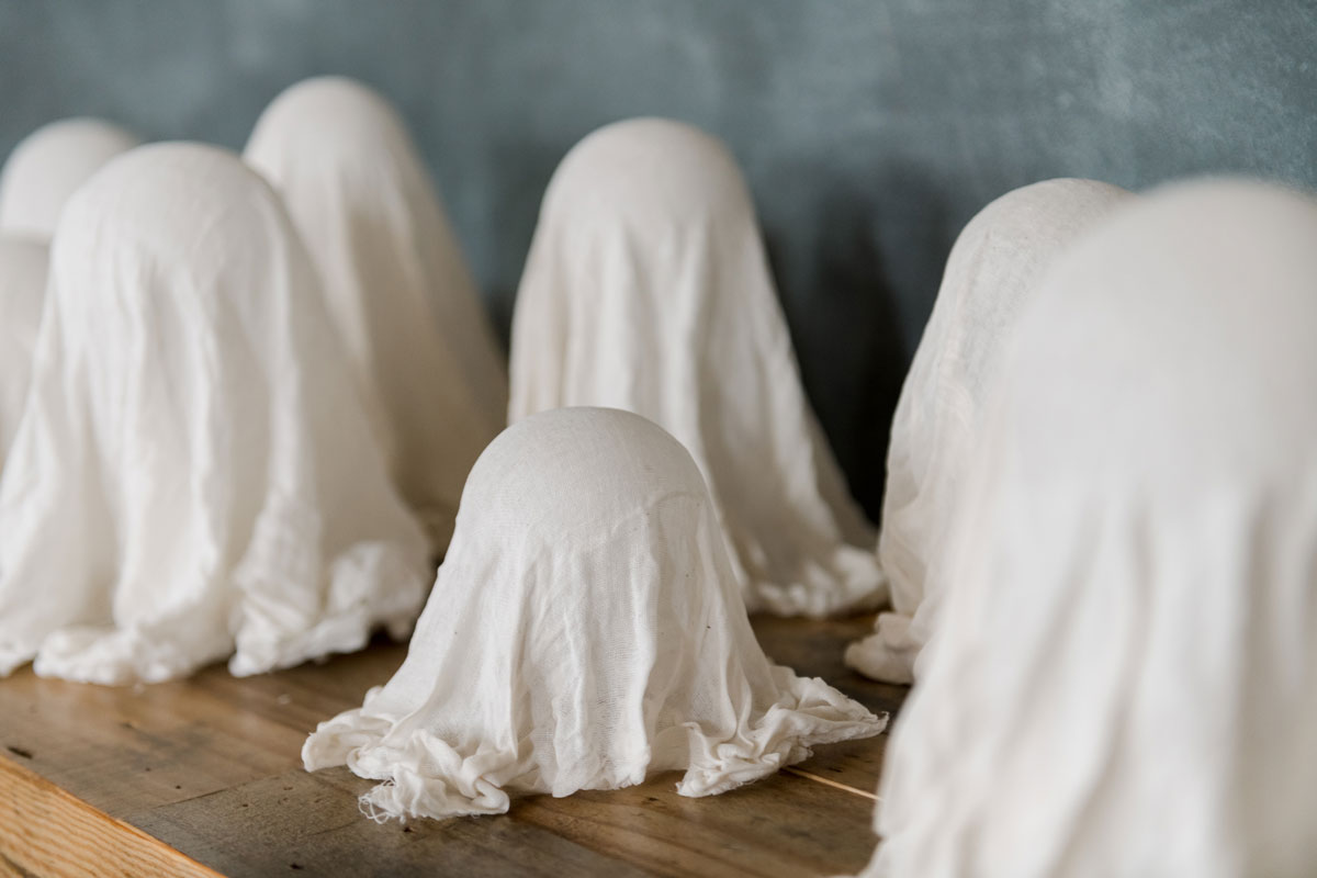 How to make cheesecloth ghosts, cheesecloth ghost DIY, how to make cheesecloth ghosts with glue, glue to make cheesecloth ghosts, handmade cheesecloth ghosts