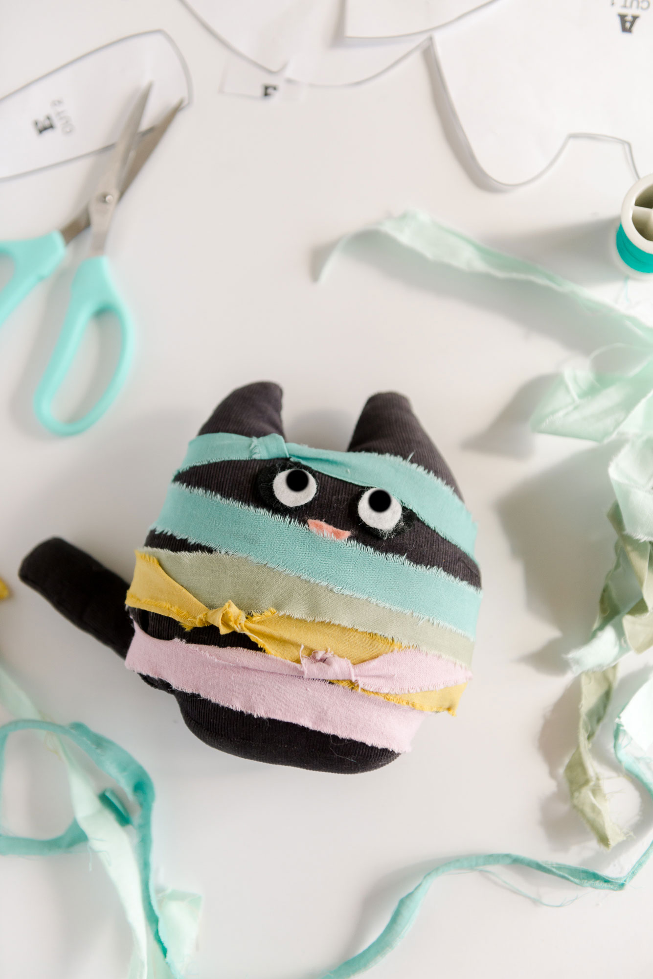 How to make a mummy cat (a MEOW-mmy) Halloween plushie!