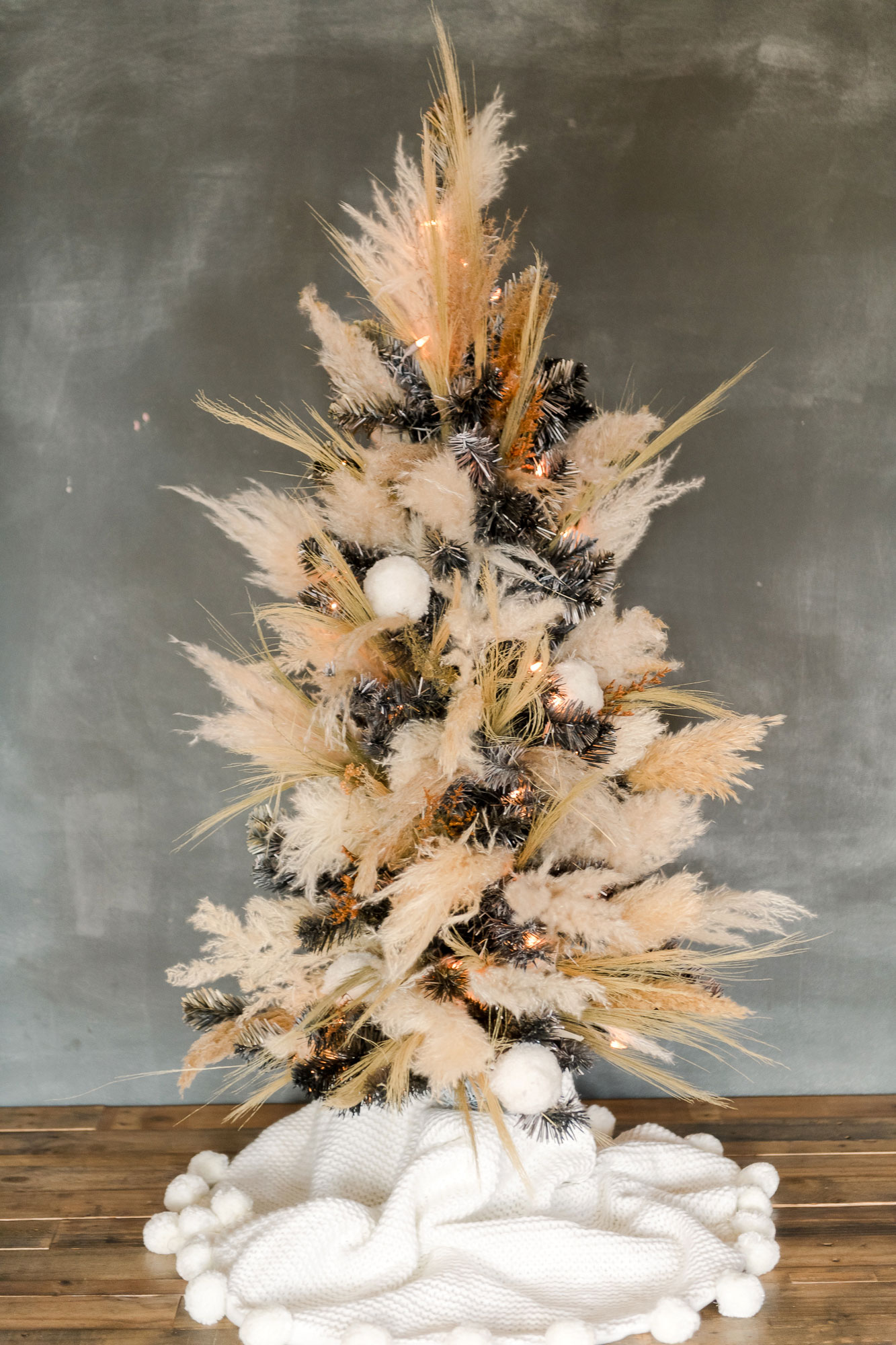 Pampas grass christmas tree, pampas grass DIY christmas tree, how to make a pampas grass tree, pampas grass christmas decor, boho christmas decor