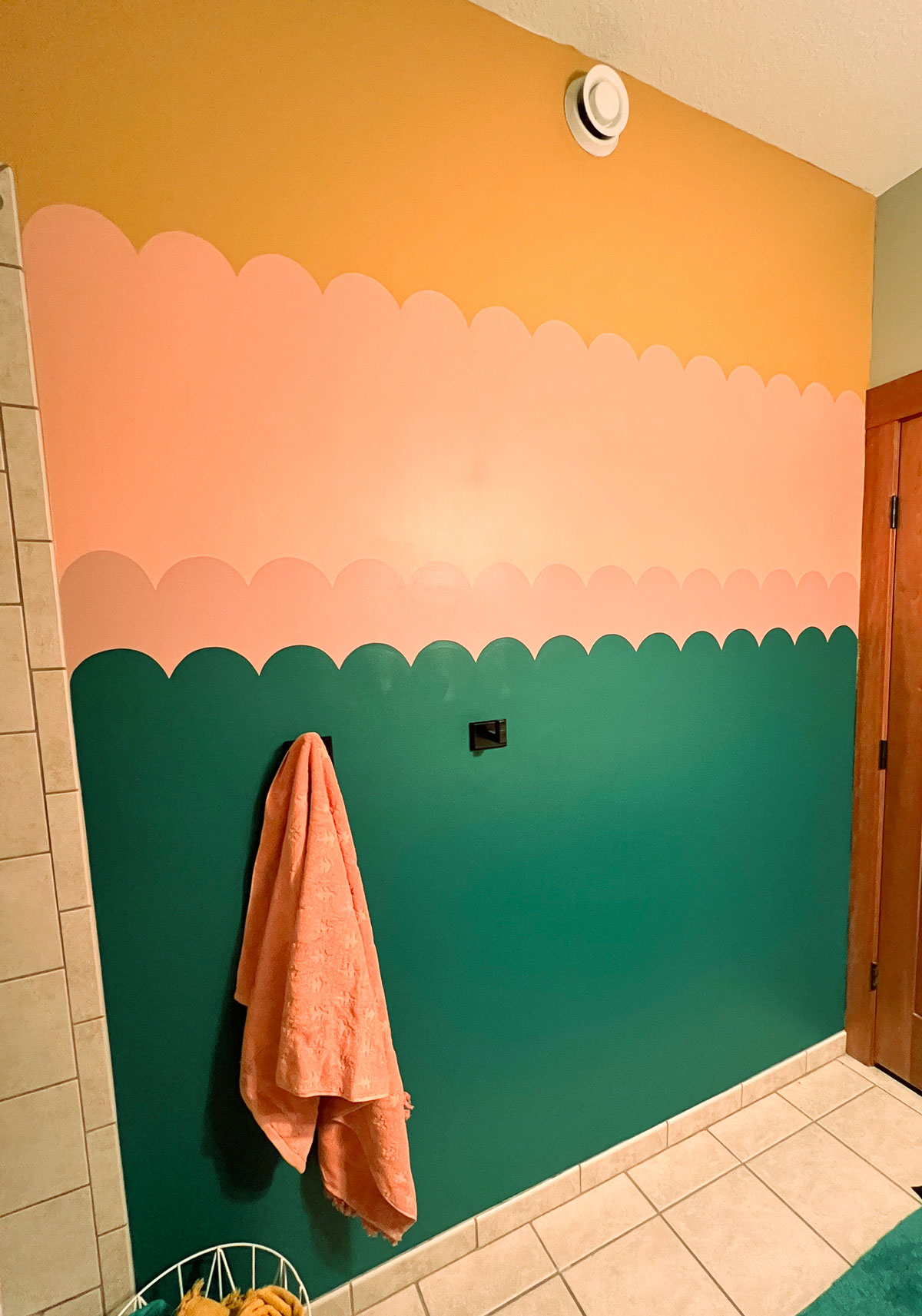 Scalloped wall painting DIY, how to paint easy scallops on the walls, how to paint scallops, bathroom mural ideas, how to paint a bathroom mural