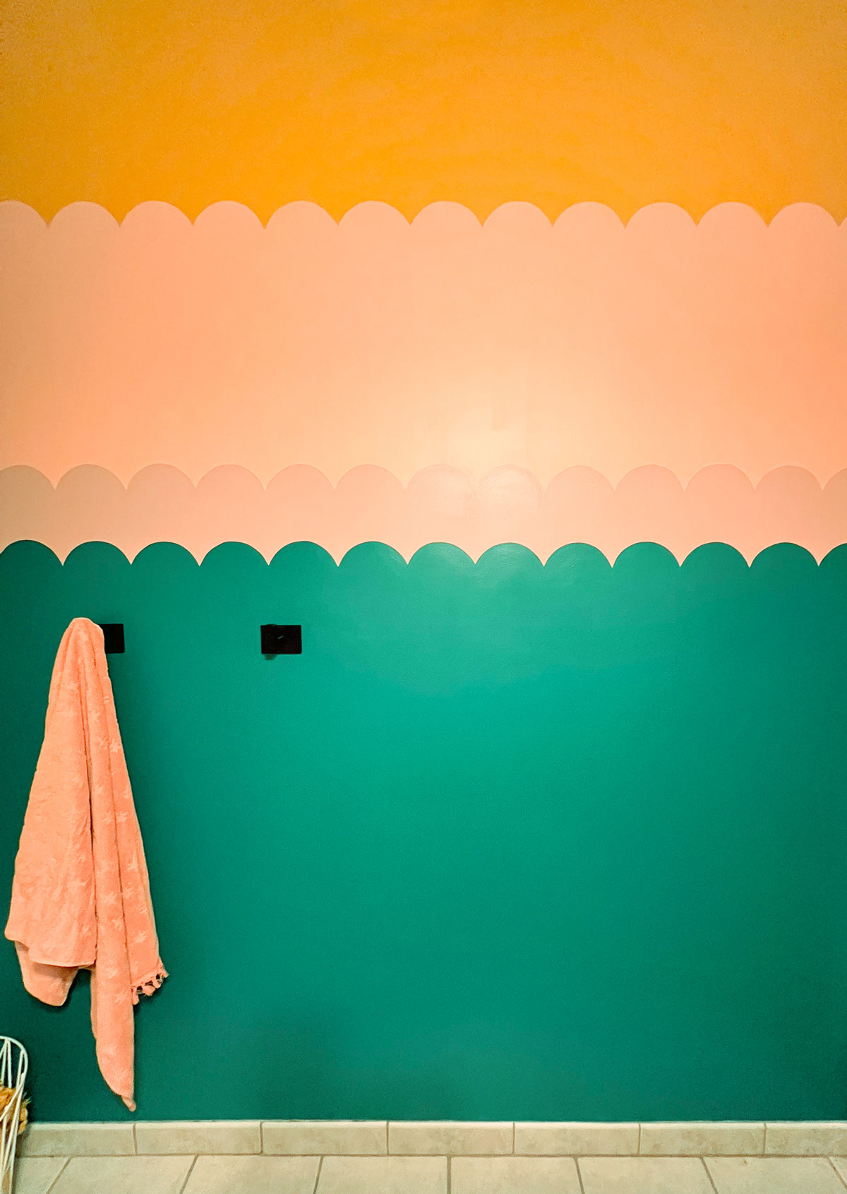 Easy scalloped wall bathroom mural :)