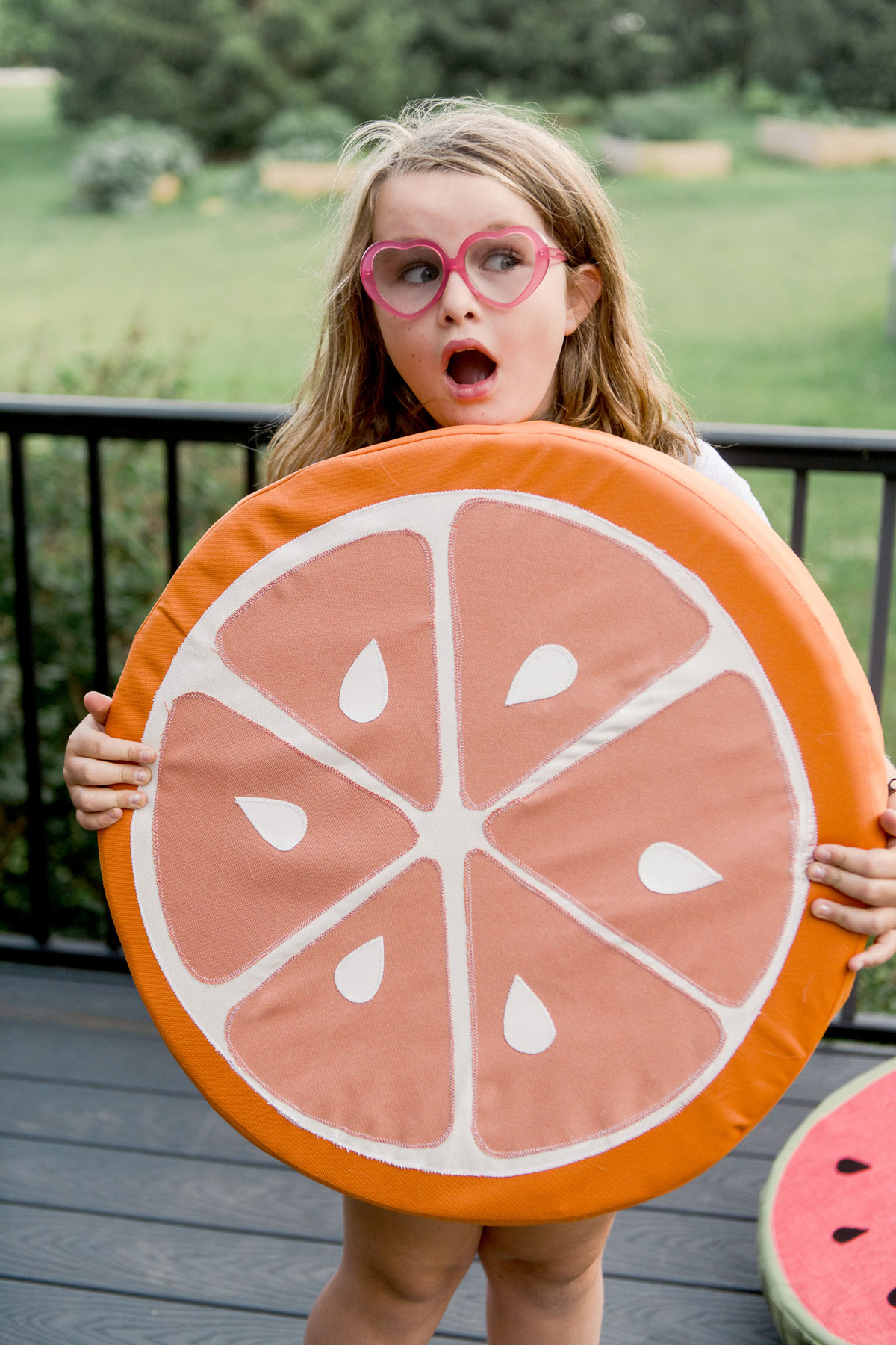 Fruit slice floor cushion sewing pattern, free sewing pattern, summer outdoor cushion pattern, how to make outdoor floor cushions, summer outdoor cushions, fruit slice cushion pattern, sewing pattern for floor cushions