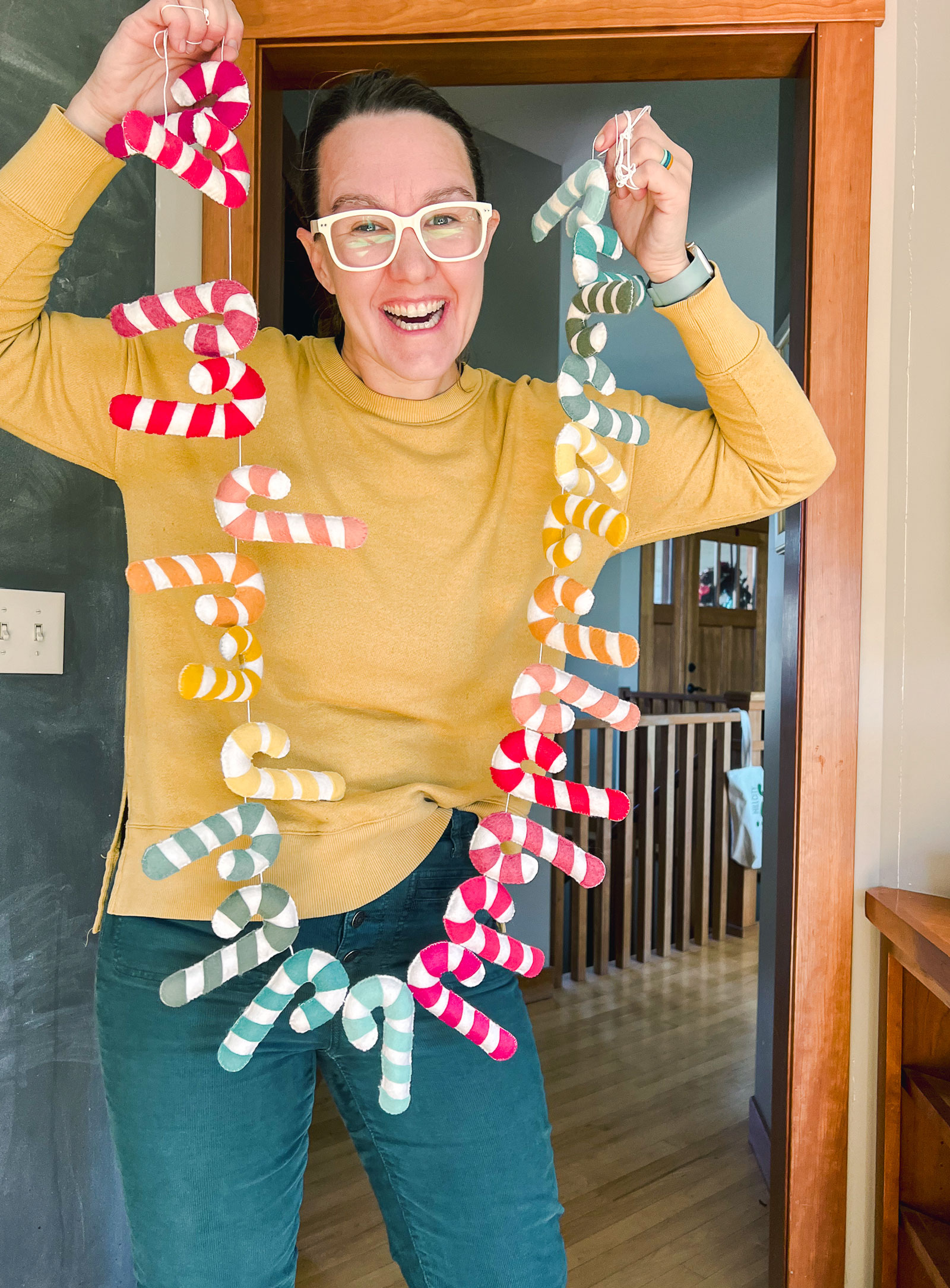 Felt christmas garland DIY, felt candy cane garland DIY, candy cane garland, how to make a felt garland, colorful christmas decor, handmade christmas decor