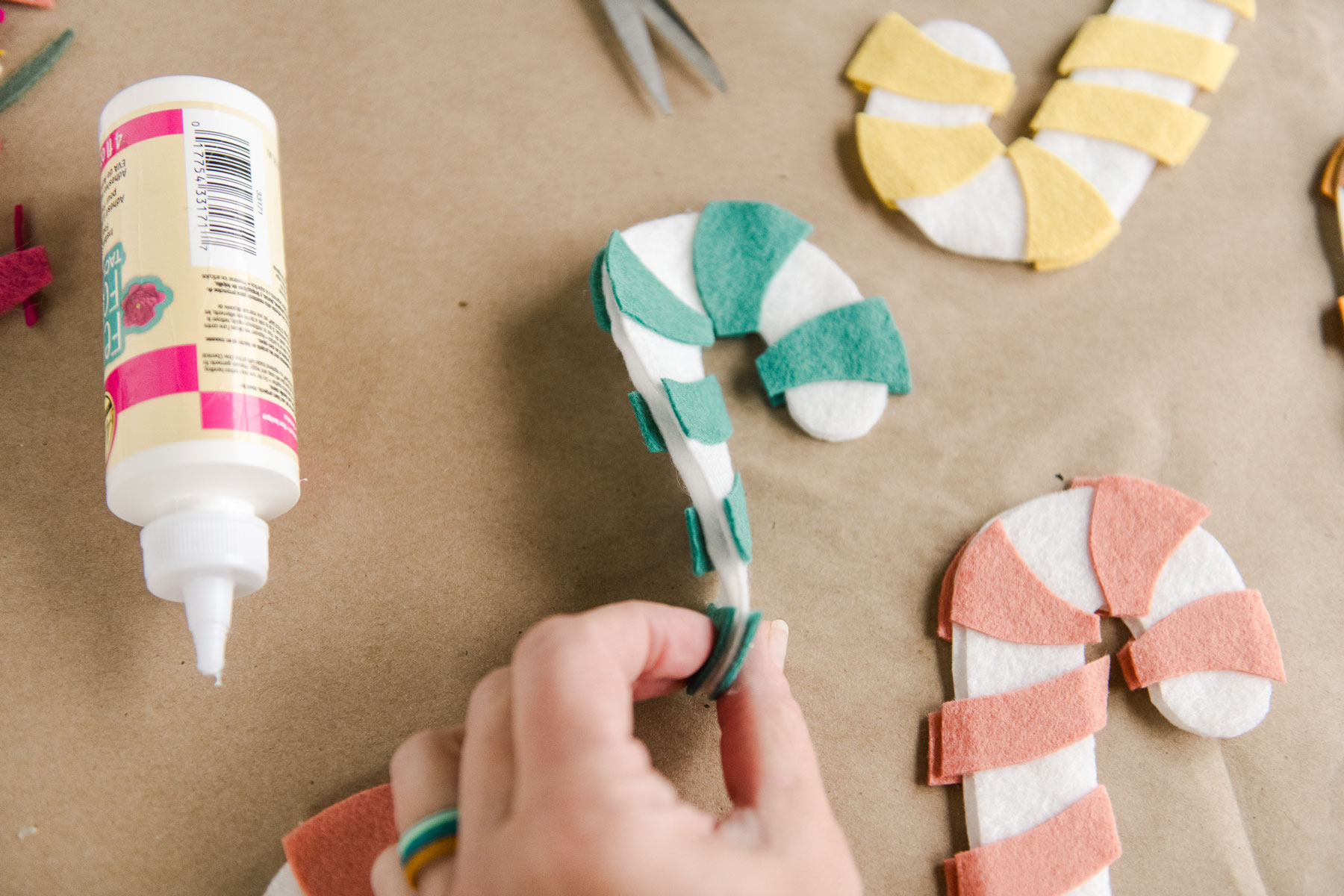 Felt christmas garland DIY, felt candy cane garland DIY, candy cane garland, how to make a felt garland, colorful christmas decor, handmade christmas decor