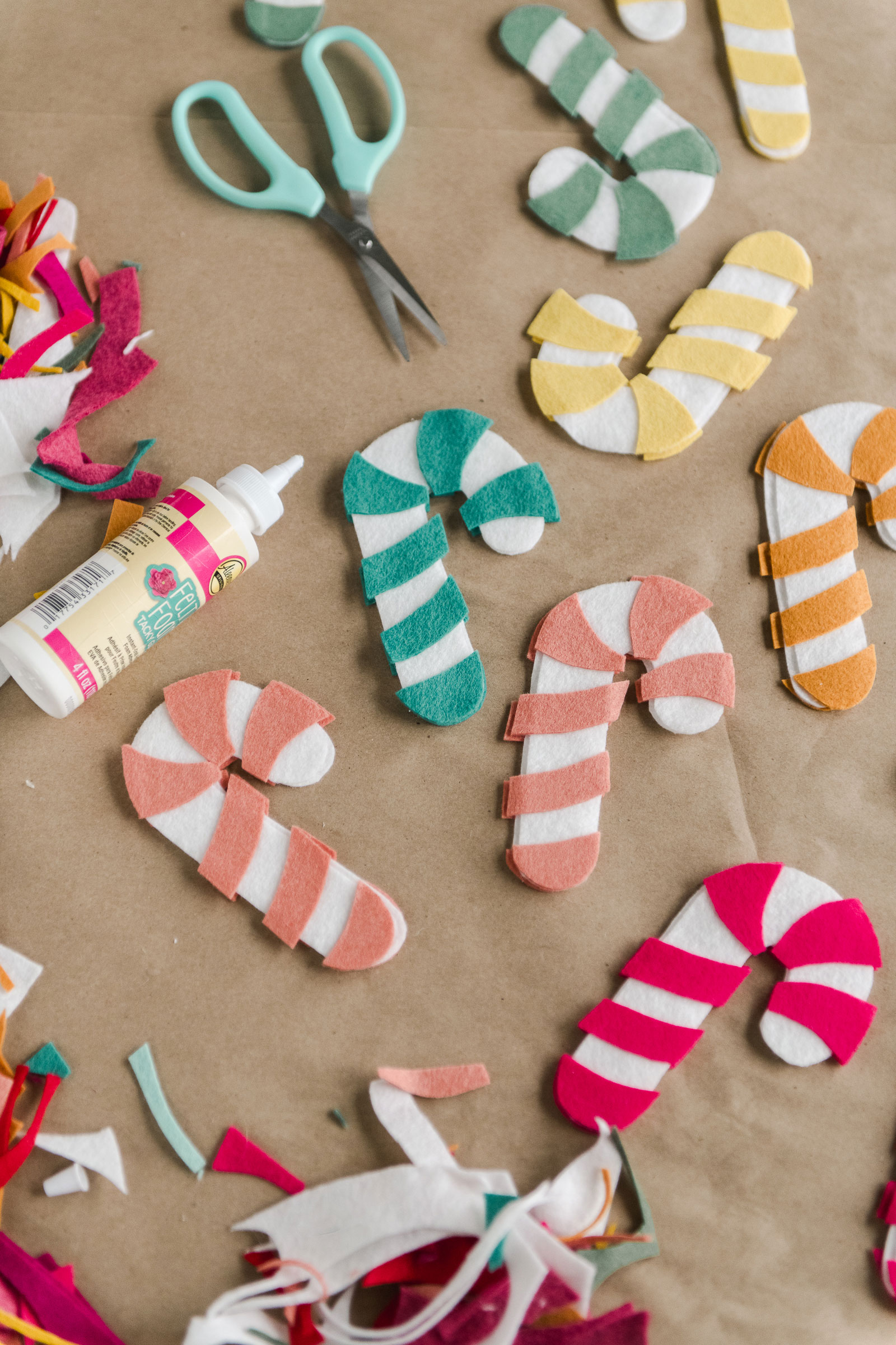 Felt christmas garland DIY, felt candy cane garland DIY, candy cane garland, how to make a felt garland, colorful christmas decor, handmade christmas decor