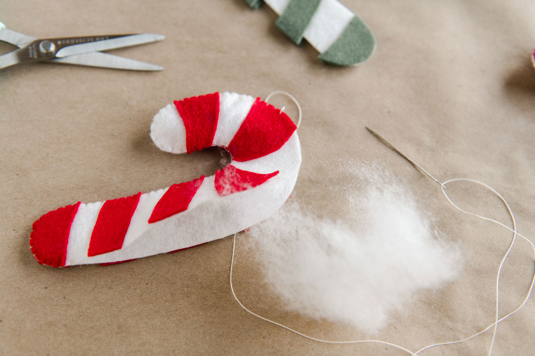 Felt christmas garland DIY, felt candy cane garland DIY, candy cane garland, how to make a felt garland, colorful christmas decor, handmade christmas decor