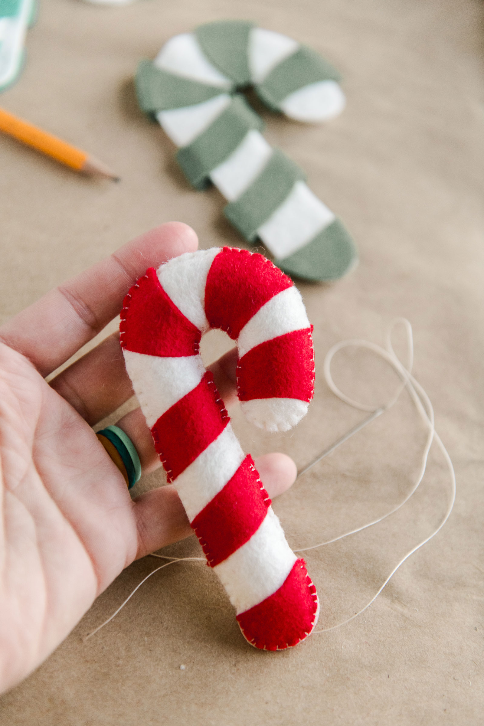 Felt christmas garland DIY, felt candy cane garland DIY, candy cane garland, how to make a felt garland, colorful christmas decor, handmade christmas decor