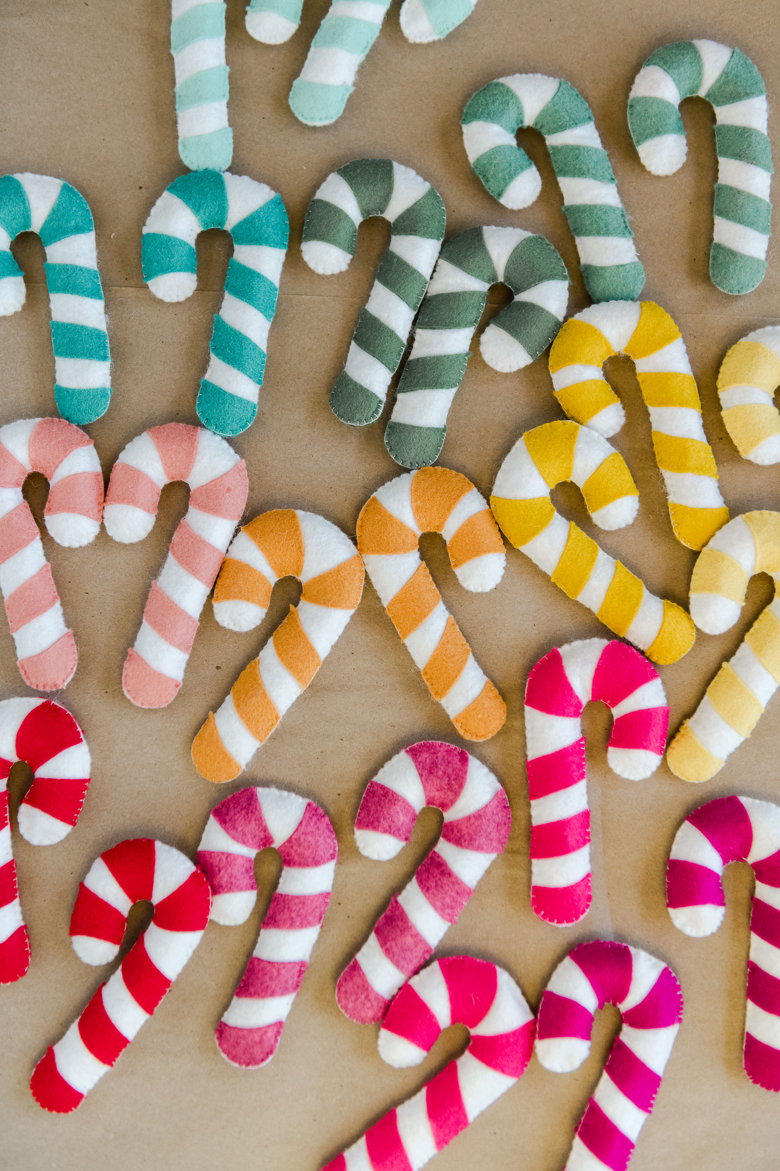 Felt christmas garland DIY, felt candy cane garland DIY, candy cane garland, how to make a felt garland, colorful christmas decor, handmade christmas decor