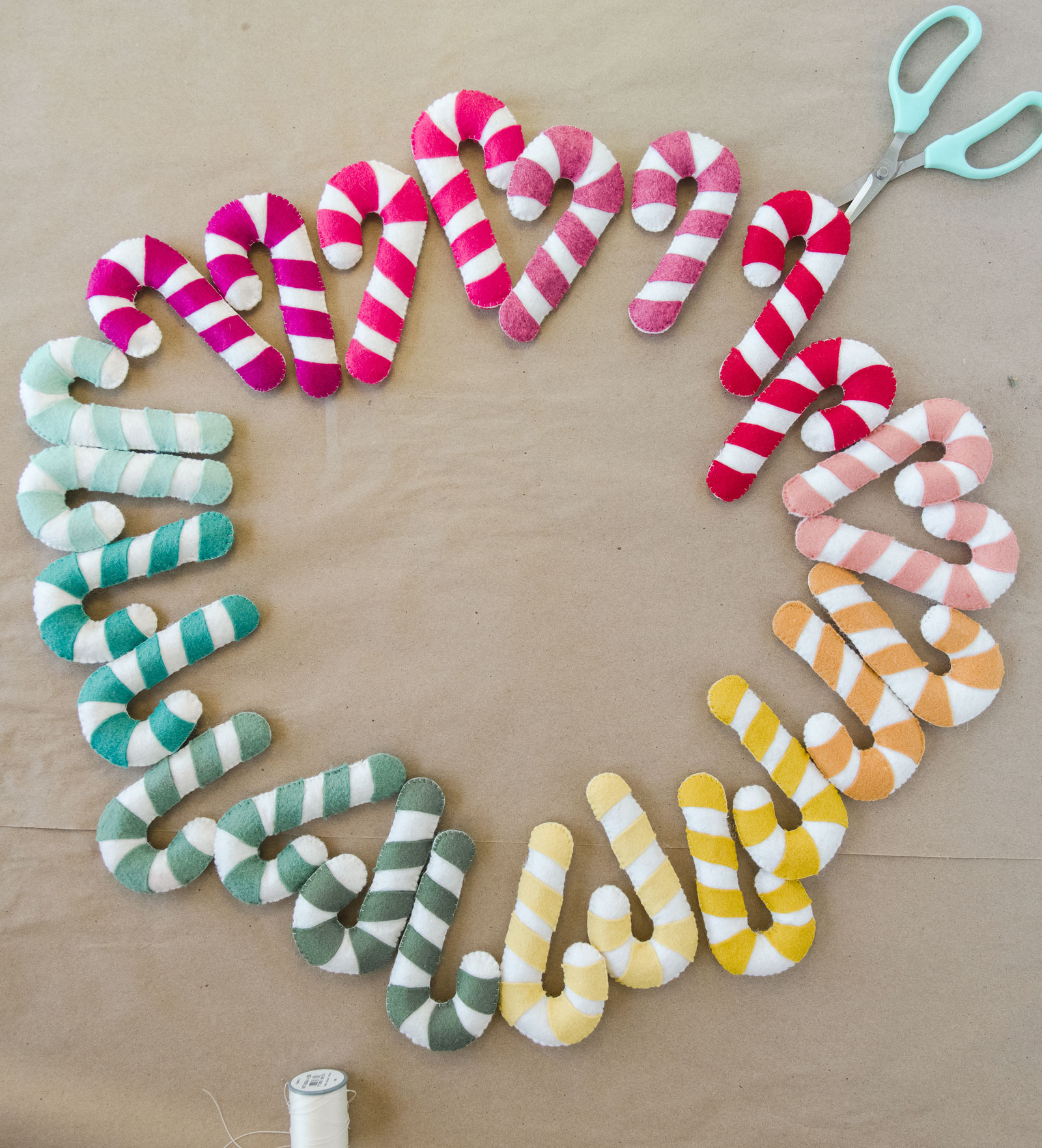 Felt christmas garland DIY, felt candy cane garland DIY, candy cane garland, how to make a felt garland, colorful christmas decor, handmade christmas decor