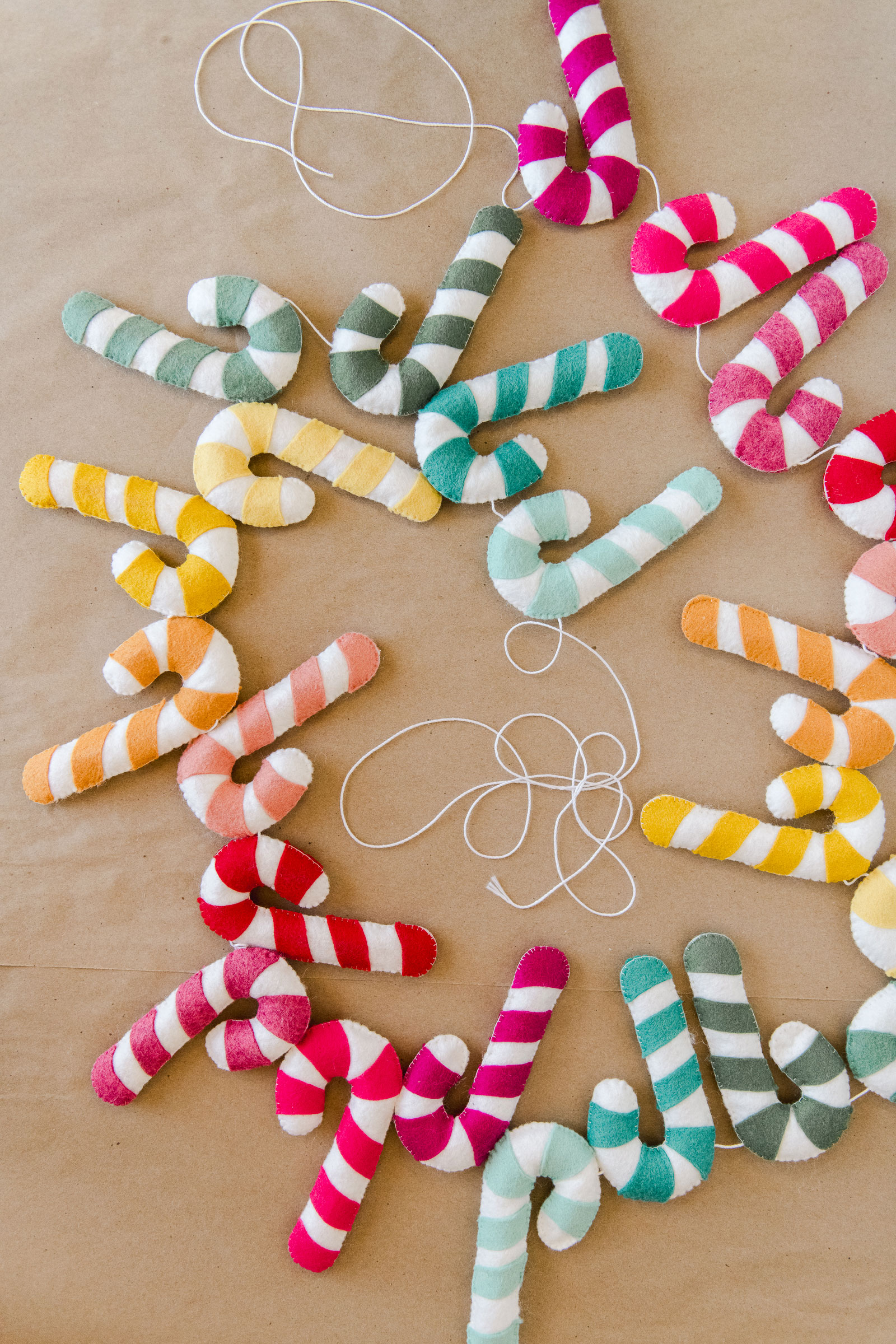 Felt christmas garland DIY, felt candy cane garland DIY, candy cane garland, how to make a felt garland, colorful christmas decor, handmade christmas decor