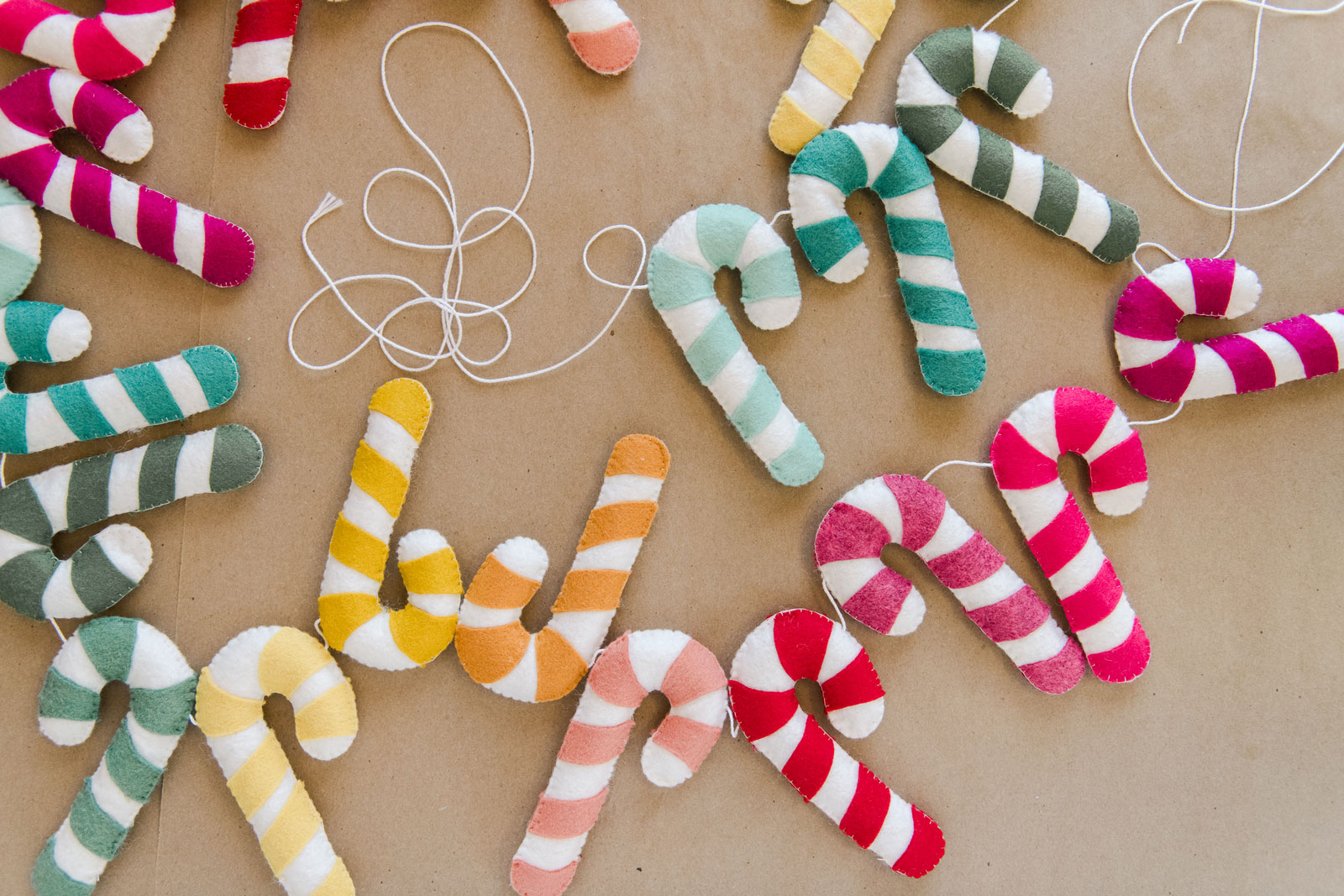 Felt christmas garland DIY, felt candy cane garland DIY, candy cane garland, how to make a felt garland, colorful christmas decor, handmade christmas decor