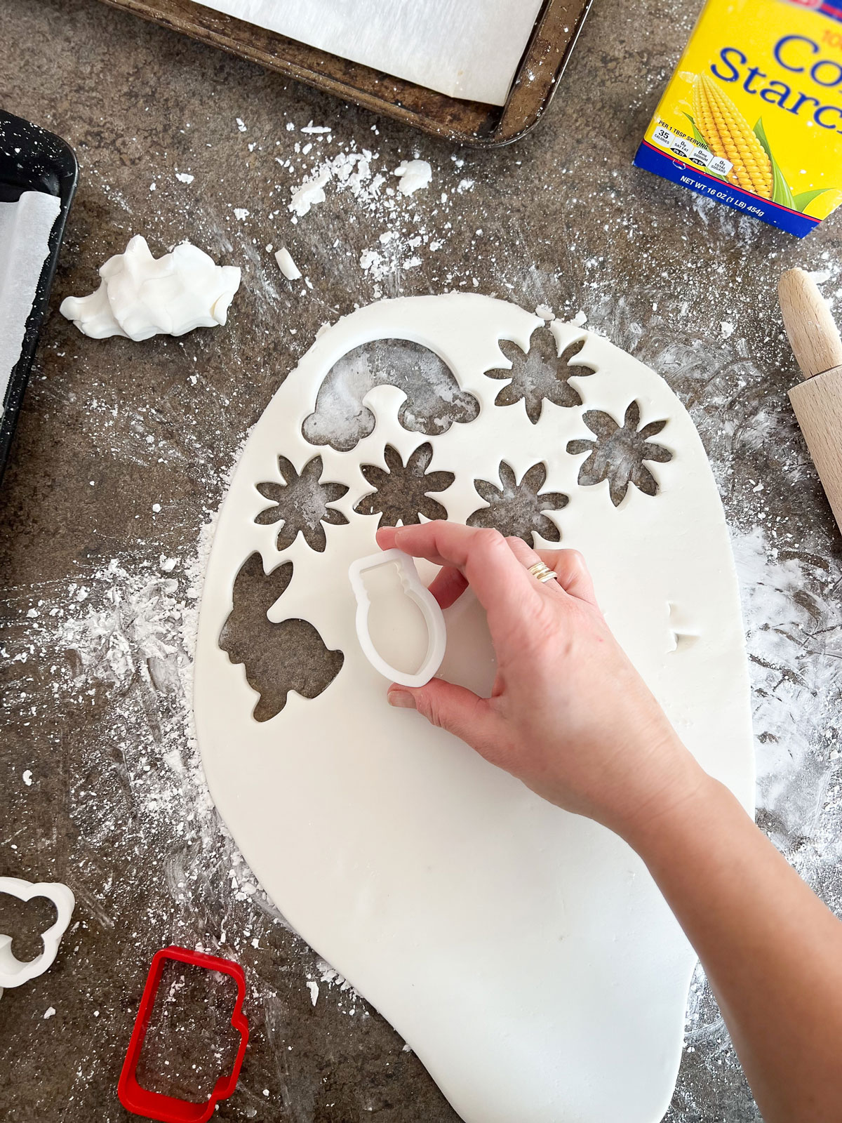 Baking soda ornaments, baking soda dough recipe, baking soda recipe, handmade ornaments, handprint ornament DIY, how to make handprint ornaments, how to make dough at home