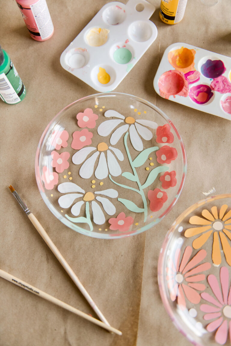 painted plates, how to paint on glass, DIY painted glass plates, how to paint on glass plates, custom painted glass plates, custom christmas gift ideas, painted glass DIY