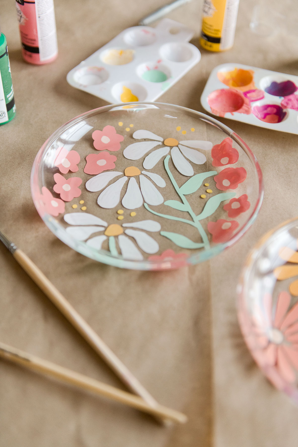 painted plates, how to paint on glass, DIY painted glass plates, how to paint on glass plates, custom painted glass plates, custom christmas gift ideas, painted glass DIY