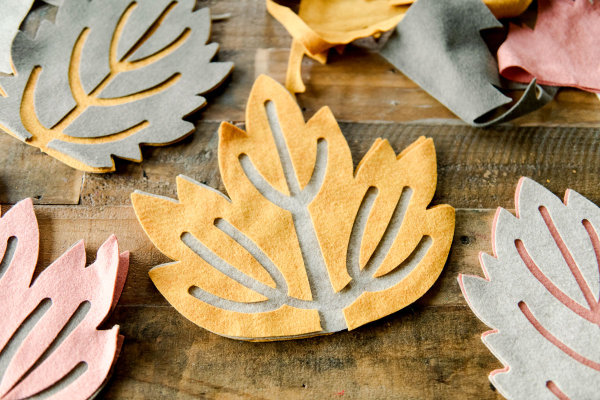 Fall leaf trivets, felt trivet DIY, fall table decor, fall DIY decor, thanksgiving table decor ideas, felt trivet DIY