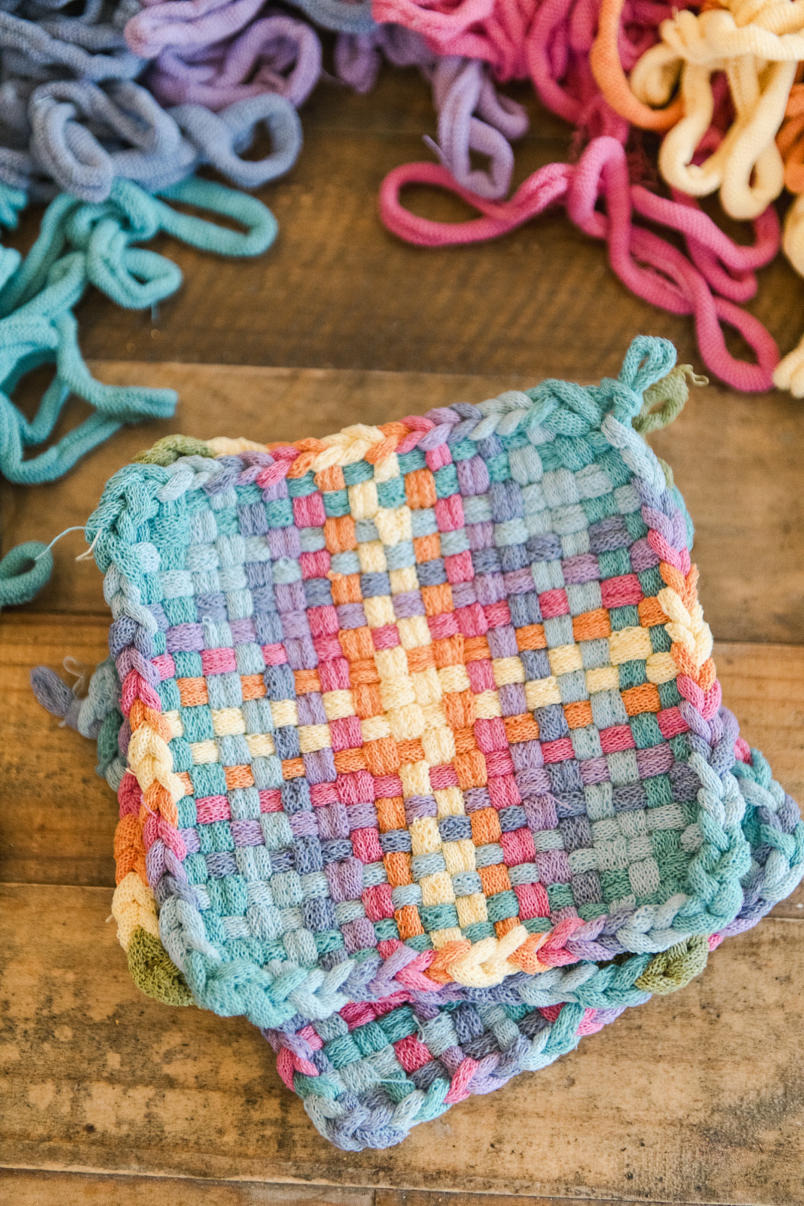 woven potholder DIY, DIY potholder, loop potholder DIY, potholder kit DIY, how to make a potholder, crafts for kids, kid crafts, summer craft ideas