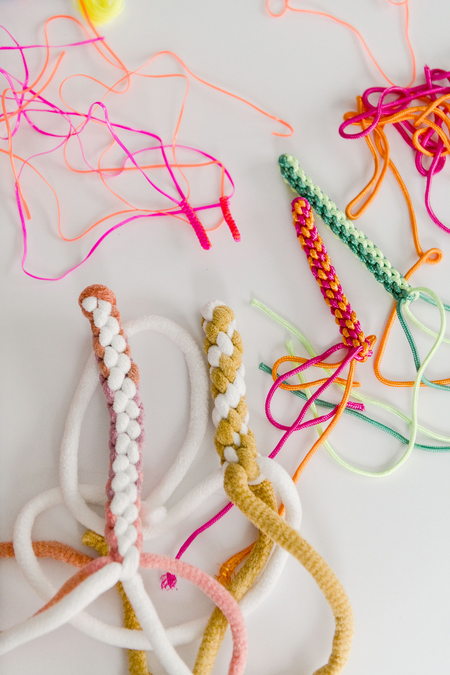 Plastic lace lanyard DIY, DIY plastic lace lanyard, summer crafts for kids, summer craft ideas, plastic lace craft, boondoggle lanyard DIY, boondoggle