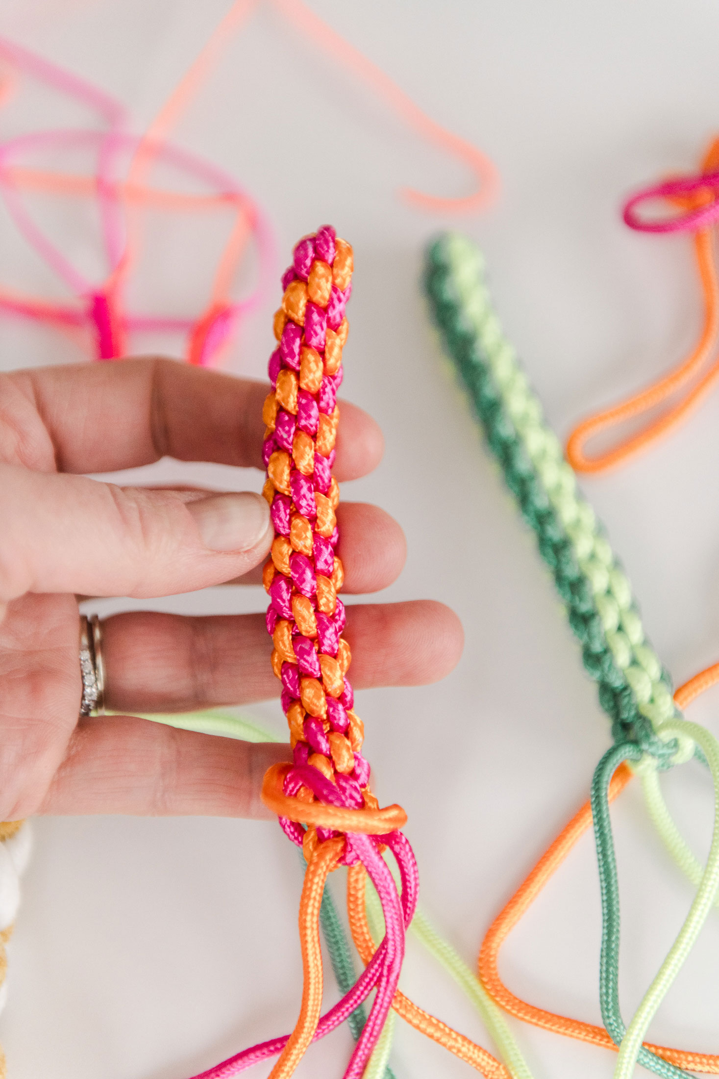 Plastic lace lanyard DIY, DIY plastic lace lanyard, summer crafts for kids, summer craft ideas, plastic lace craft, boondoggle lanyard DIY, boondoggle