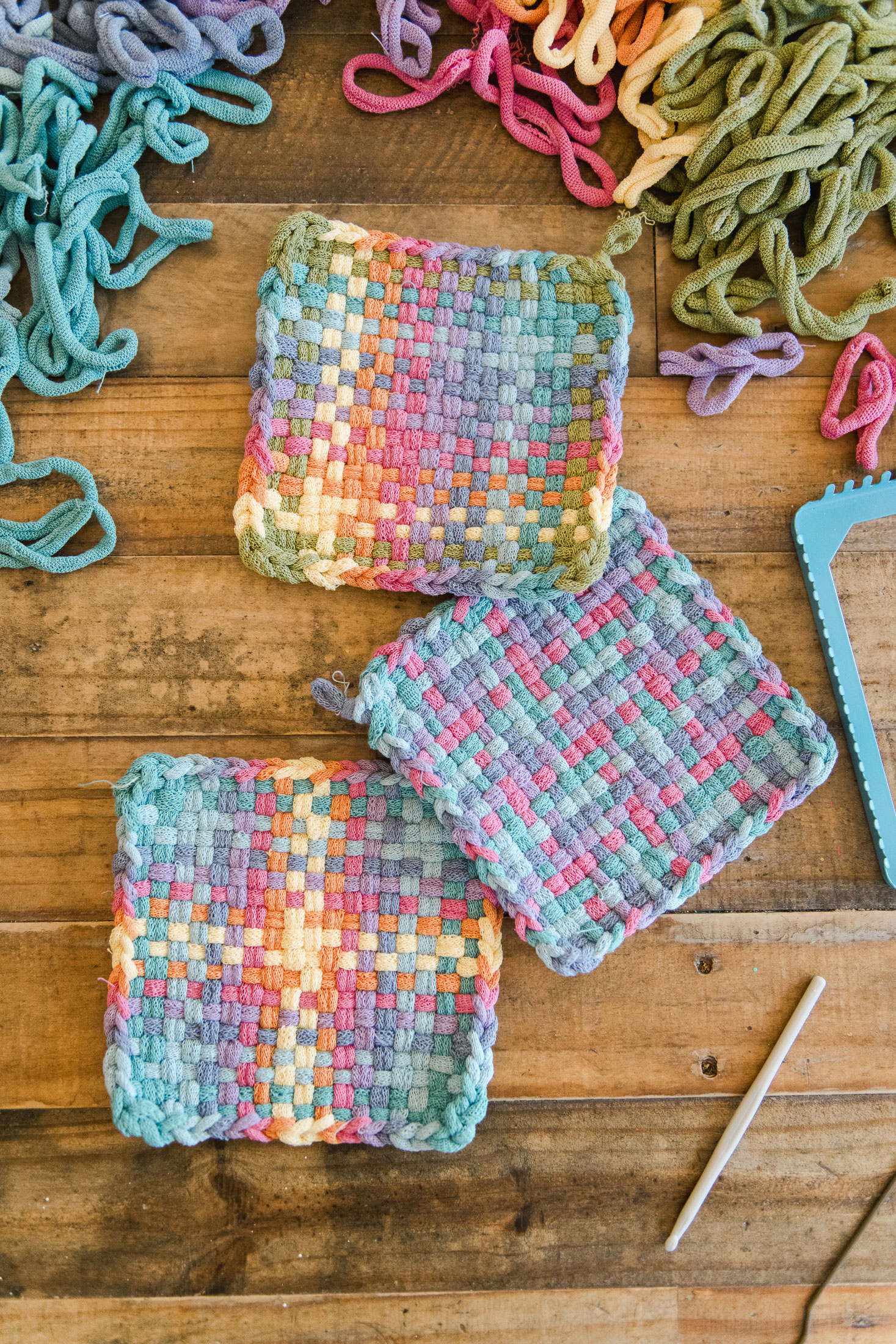 woven potholder DIY, DIY potholder, loop potholder DIY, potholder kit DIY, how to make a potholder, crafts for kids, kid crafts, summer craft ideas