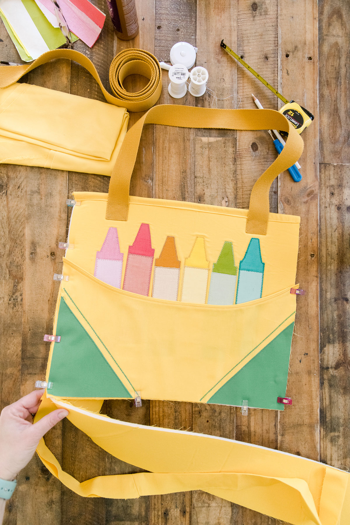 Crayon tote DIY, crayon tote sewing pattern, crayon purse, Crayola crayon purse, free sewing pattern. free tote pattern, crayon bag sewing pattern