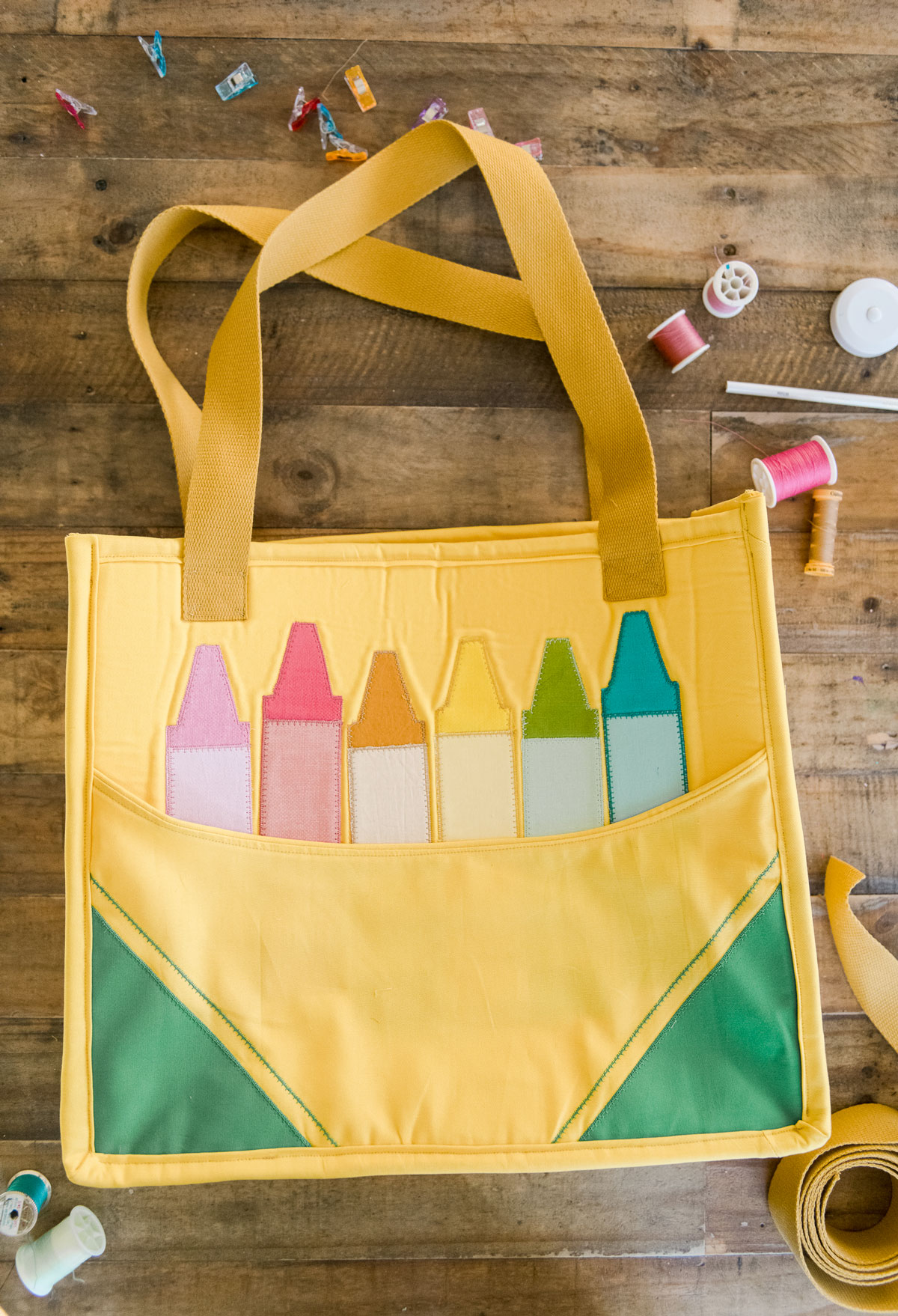 Crayon tote DIY, crayon tote sewing pattern, crayon purse, Crayola crayon purse, free sewing pattern. free tote pattern, crayon bag sewing pattern