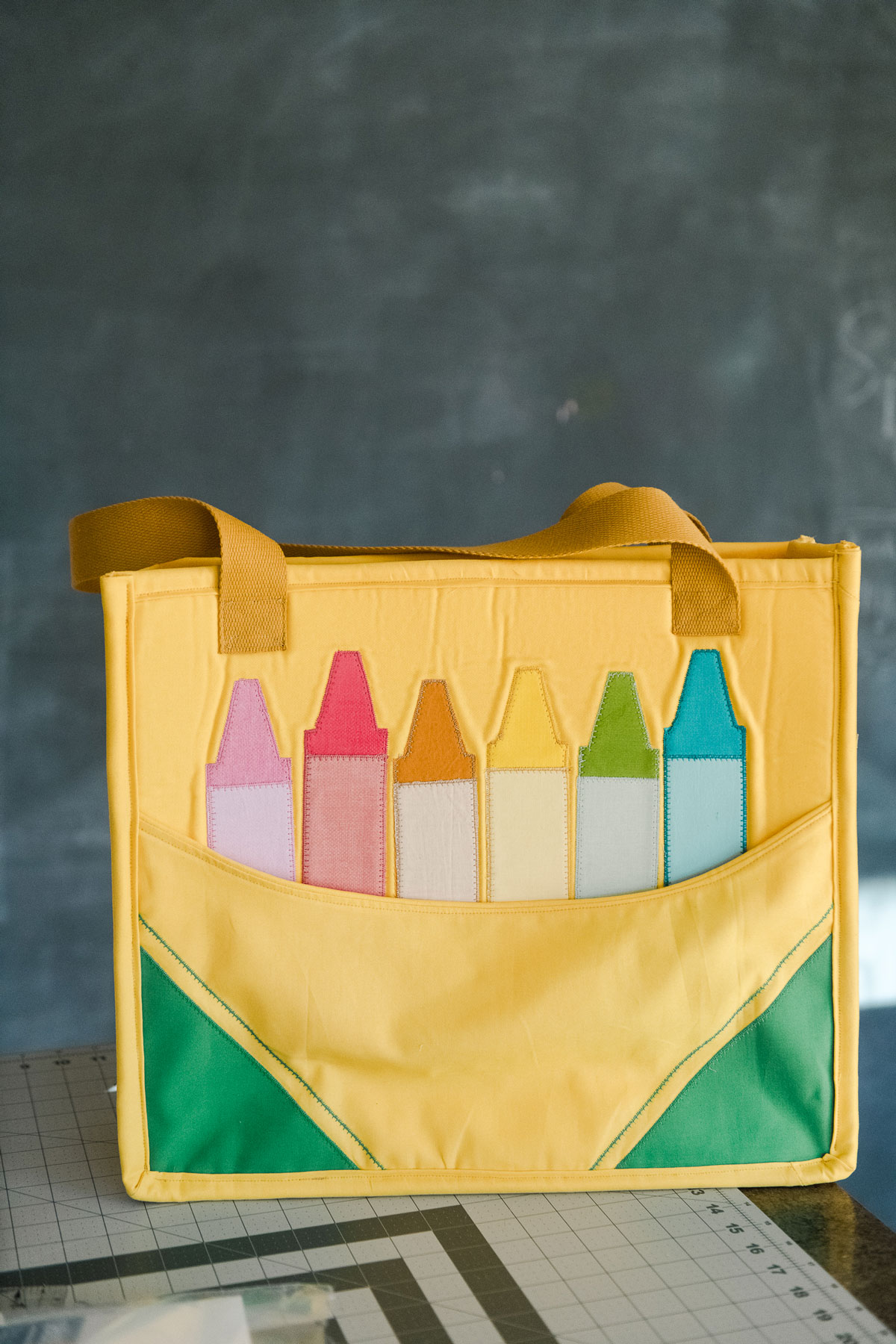 Crayon tote DIY, crayon tote sewing pattern, crayon purse, Crayola crayon purse, free sewing pattern. free tote pattern, crayon bag sewing pattern