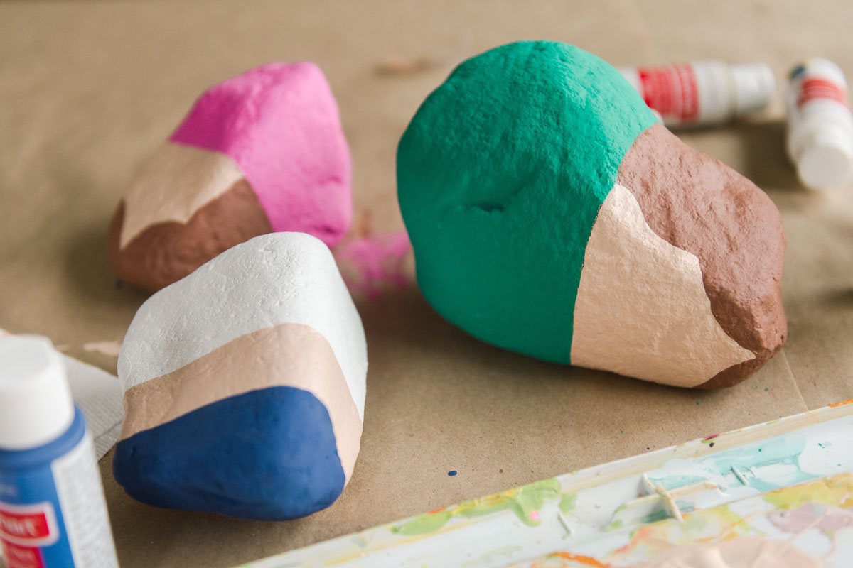 Painted rock family, how to paint a rock family, painted people rocks, painted rocks to look like people, kids summer craft ideas, summer craft idea for kids