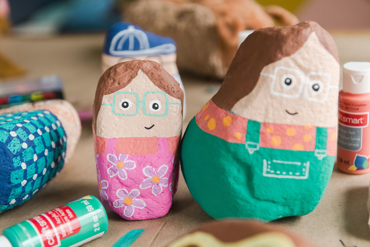 Painted rock family, how to paint a rock family, painted people rocks, painted rocks to look like people, kids summer craft ideas, summer craft idea for kids