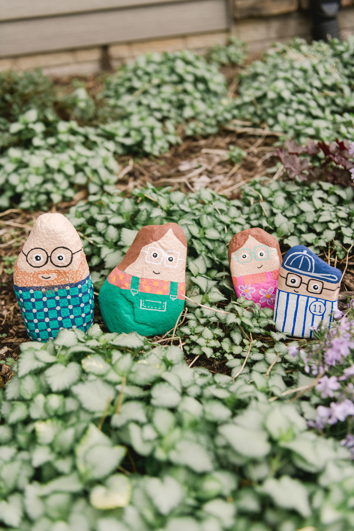 Painted rock family, how to paint a rock family, painted people rocks, painted rocks to look like people, kids summer craft ideas, summer craft idea for kids