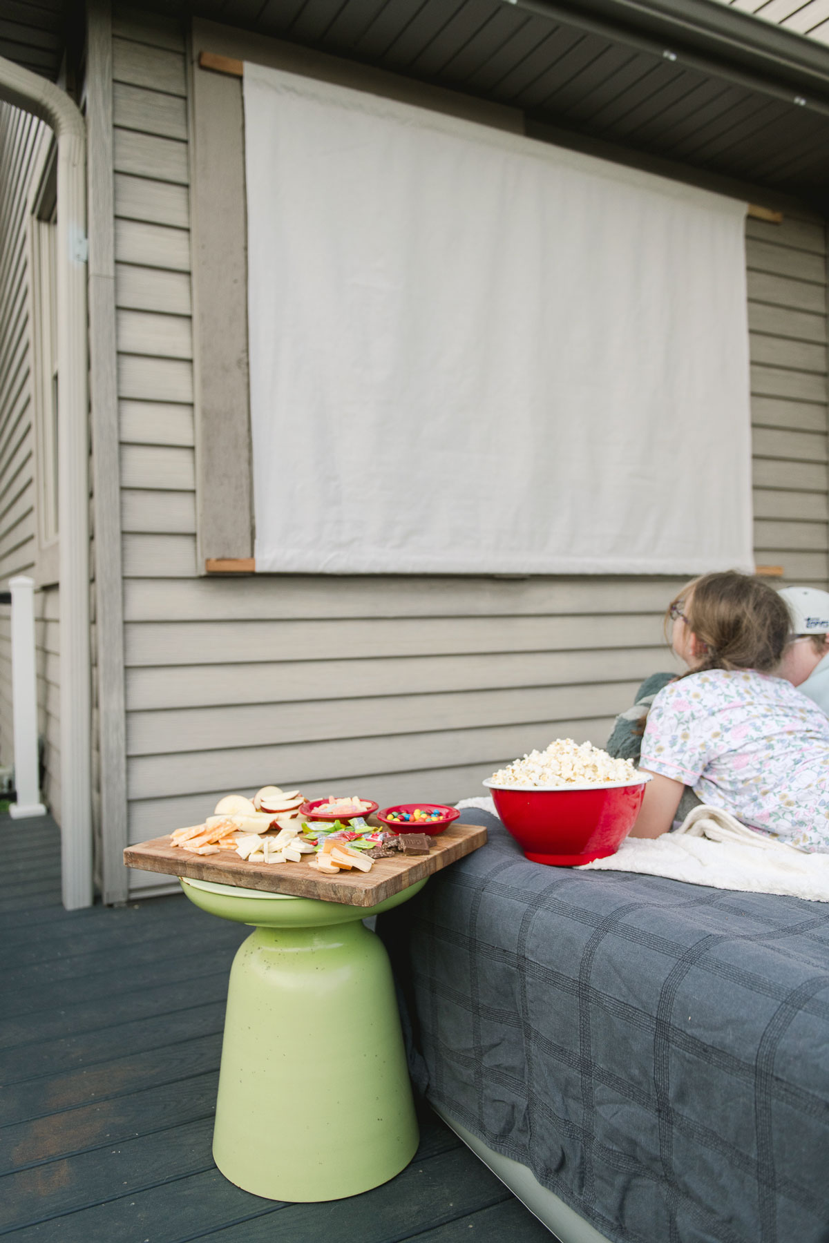 Inexpensive outdoor movie screen, how to make a cheap backyard outdoor movie screen, movie screen DIY, outdoor movie screen DIY